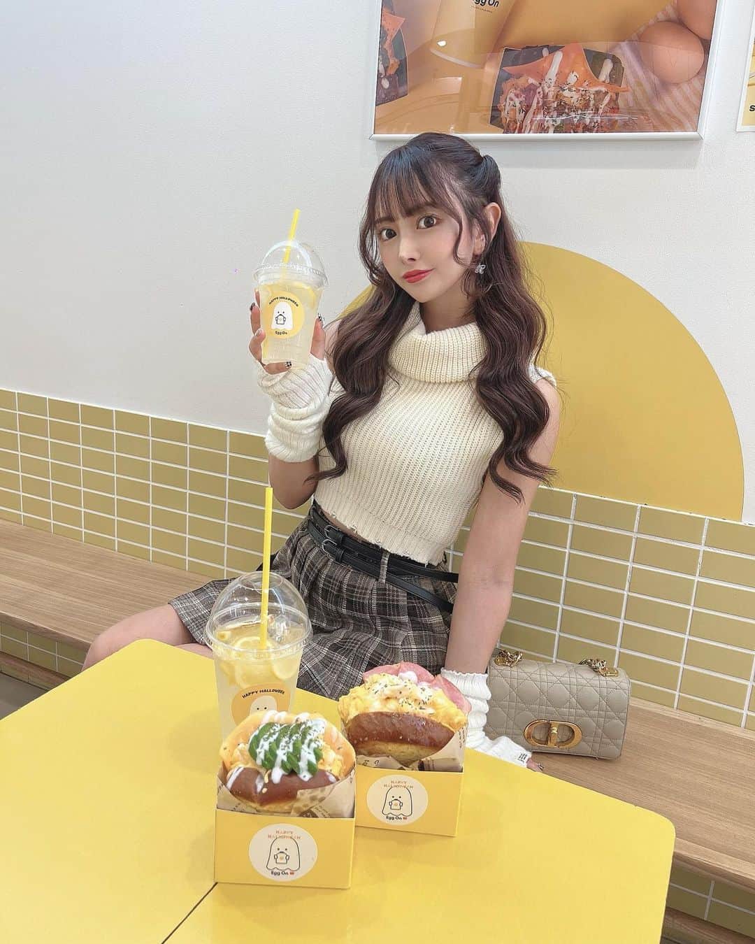 のインスタグラム：「. . egg on🍳🩷 @eggon_official  . . 新大久保にあるずっと気になってた お店行ってきたよ〜🍳⭐️🍋🤍 . ☑️ダブルベーコンエッグ🥓 ☑️生アボカドエッグ🥑 注文してまゆと食べたよ〜🍽️ . . . パンもさくさくふわふわで 卵とベーコンが最高に合ってた👶🤍🤍 . 他にも美味しそうなのたっくさんあって 迷っちゃったからまた行きたいな👌⭐️⭐️ . 職安通りのドンキの近くにあります🍳🤍 . . . #eggon #pr」