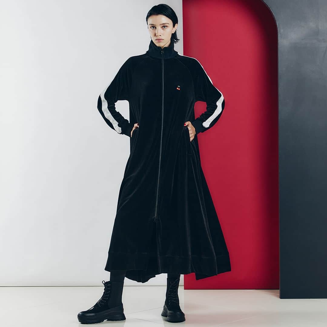 Double Standard Clothingのインスタグラム：「. NEW ARRIVAL 2023 WINTER COLLECTION  [DRESS] DSC / バイカラーベロアジップワンピース price. 46,200円(税込) color. ブラック size. 36 / 38  ------------------------------------------ #doublestandardclothing #tokyo #DSC #sov #nightstore #fashion #ootd #2023winter」