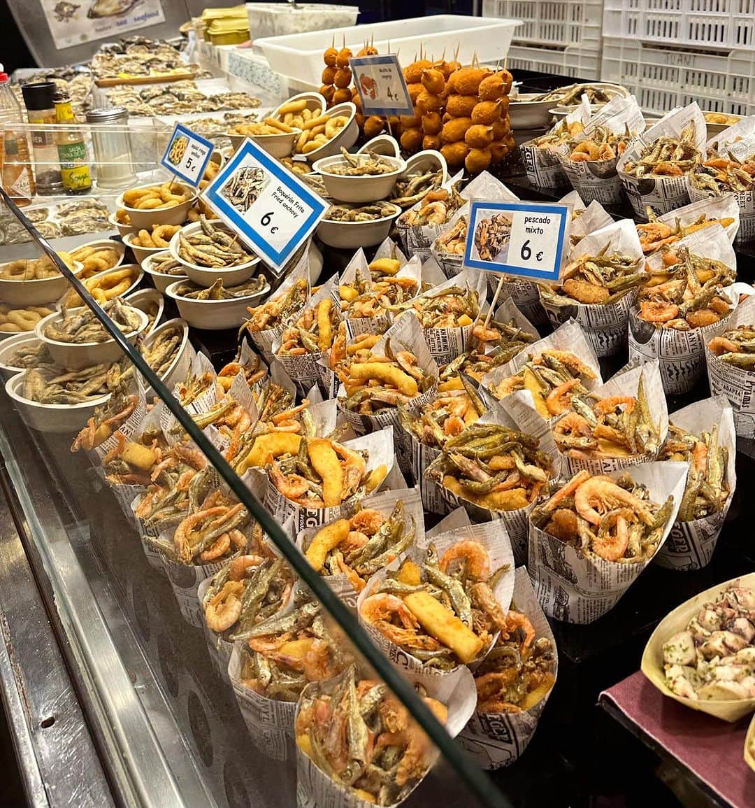 MALIAさんのインスタグラム写真 - (MALIAInstagram)「Barcelona行ったらここでしょ📍 Mercat de la Boqueria♥️☜食い倒れ市場 ⁡ Barcelonaに行く時には必ず訪れるマーケット カラフルなスパイス🫚やフルーツ🥭が並んでて ちょこちょこつまみながら食べ歩きしながら 目的地のお気に入りのバルのお店へ…😍 ⁡ だいたい最後は最後の動画の仕上がり😂 美味しい楽しい大好きっ🥂♥️🥂♥️🥂♥️ ⁡ #Barcelona #飲んで食べて爆笑😂 #食い倒れ市場 #気づいたらベロベロ😋」10月12日 21時01分 - maliarehman