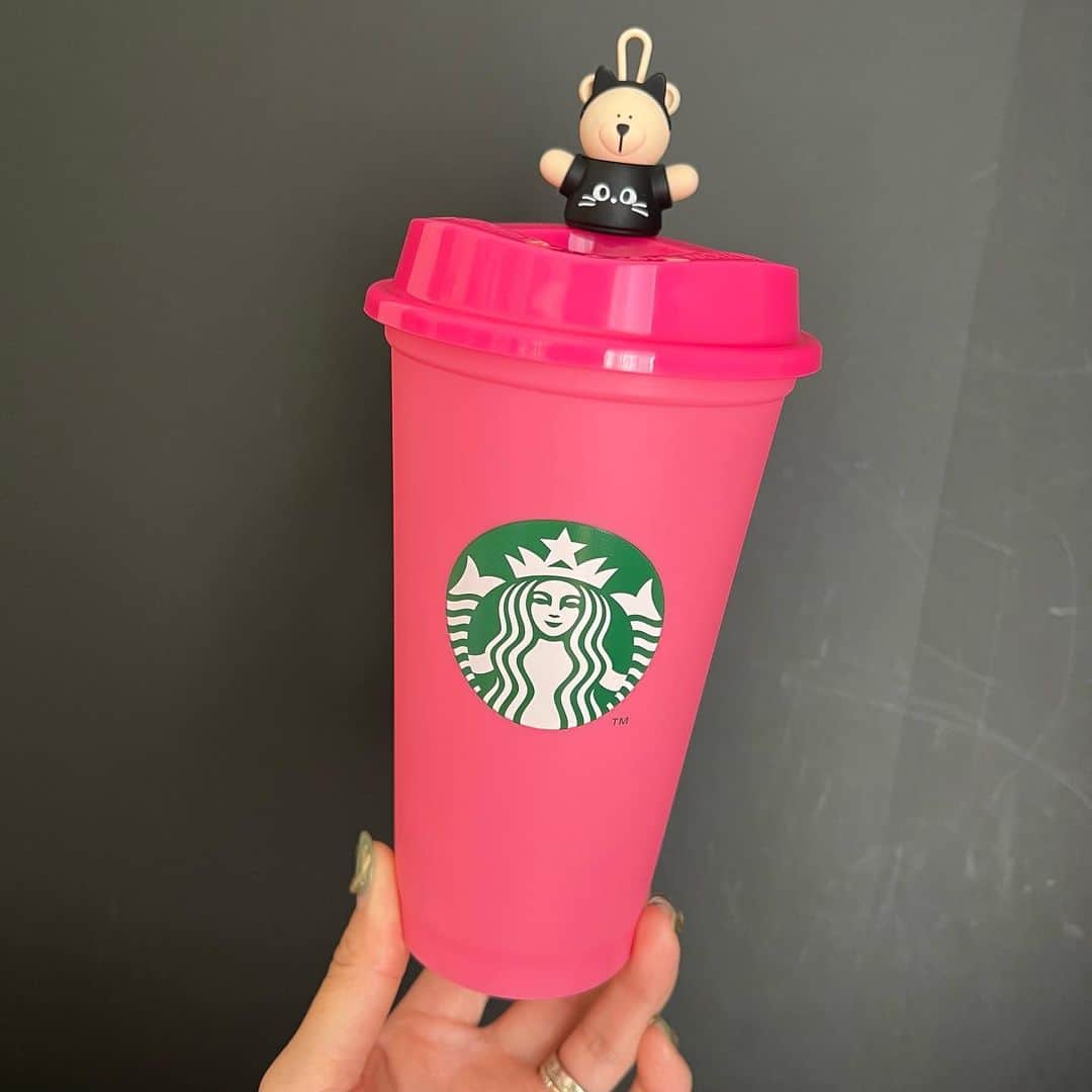 のインスタグラム：「可愛いお土産🎁✨  嬉しい🥹  昨日スターバックスに寄ったら ハロウィン商品が可愛くて 欲しいものもいっぱいあったけれど お値段にビックリ😳 諦めました😂  飲み物の温度で色が変わる カラーチェンジングリユーザブルカップは(1枚目&2枚目) お値段的にもお得で コレクター化している私😂💕  可愛く飾れる場所が欲しい🥹  色々やらなきゃいけないこともあるのに 家のことも色々やらないといけなくて 頭がごちゃごちゃしております😅  さー頑張ろう💪  なんだか インフルエンザを始め 色々流行っているみたいですよ💦  皆様もお気をつけください‼️  #岡部玲子 #タレント　#レポーター　#競馬　#競馬キャスター　#プライベート　#プレゼント　#スターバックス　#スタバ　#スタバグッズ #カラーチェンジングリユーザブルカップ #ハロウィン　#starbucks #halloween #🫶」