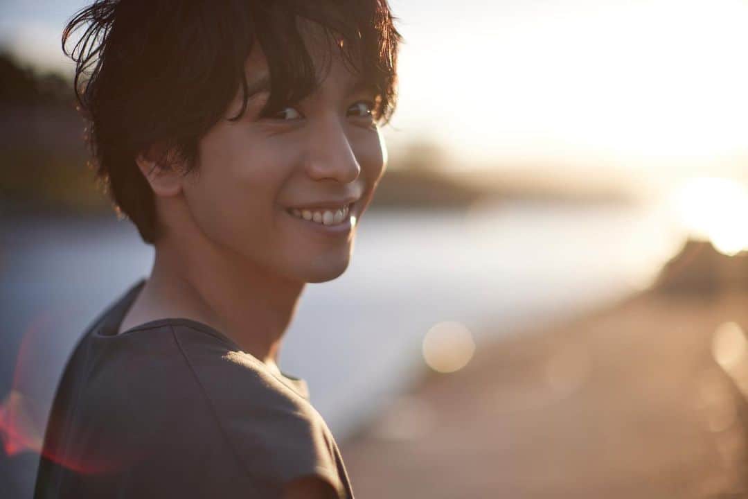 黒羽麻璃央のインスタグラム：「皆さんこんばんわ。 今年もカレンダーを作らせていただきます。 今回は熱海・初島で撮影させて頂きました^ ^ 30歳になっても童心を忘れないようなカレンダーになってますので、ぜひ楽しみに！」