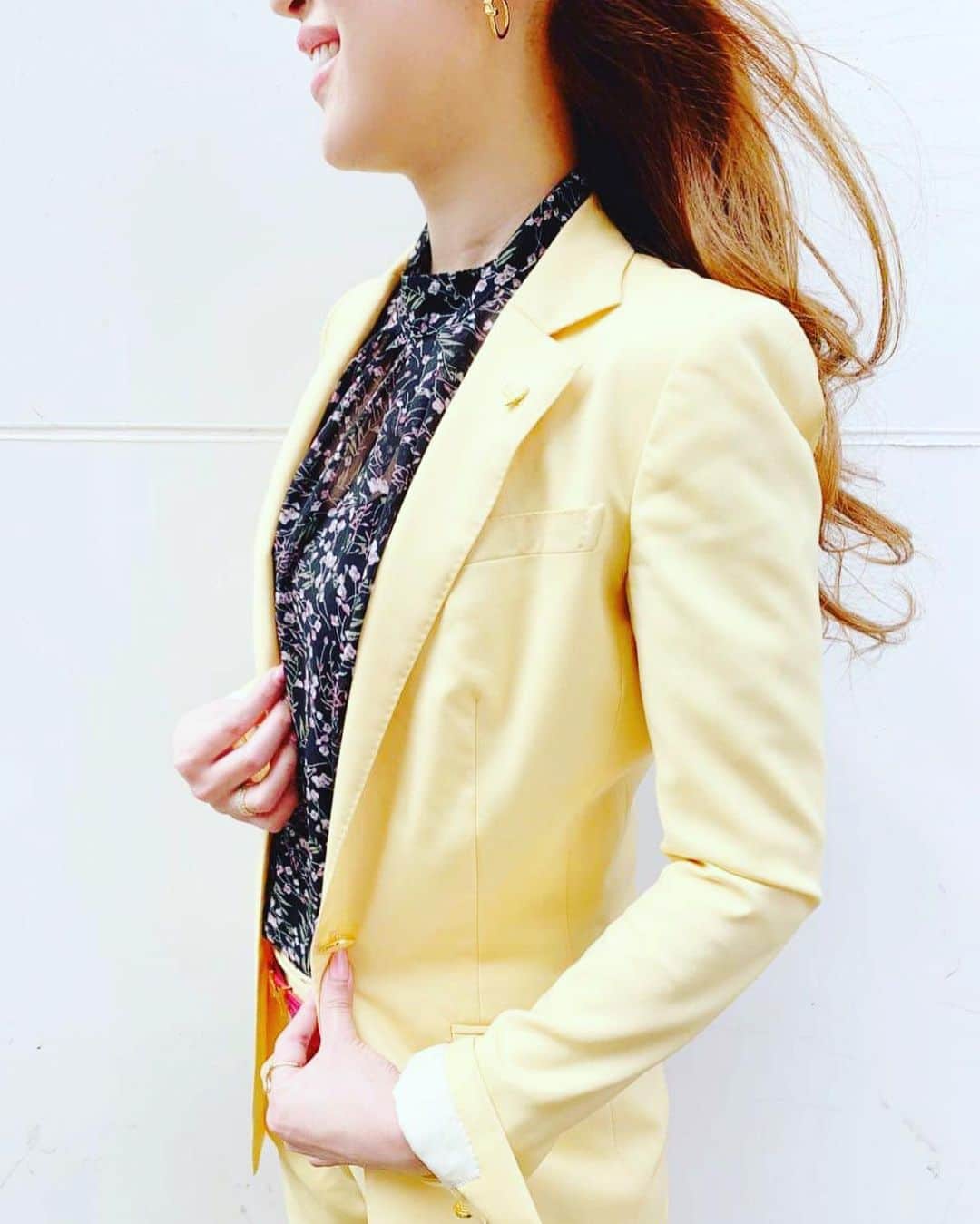 勝友美のインスタグラム：「♦️オーダー予約についての大切なお知らせ。長いですが最後まで読んでね🦭💕😌 ⁡ 《今後、Instagram限定・10枠限定で、翌月のご予約を先取りできるようになります！》 ⁡ とても有難いことに多くの方からご予約を頂き毎日お店には笑顔が絶えません。 ただ、私共の仕事は納品もあるため、例えば50件のオーダーがあれば50件の納品があり、あっという間に100件のご予約が埋まってしまいます。 月によってのバラつきはありますが、元々回転率を上げずにお一人お一人とじっくり向き合う時間を確保したうえで良質なものを提供したいという想いがあり、ご予約の枠自体を大幅に広げることはできません。 それにより、ご予約が取りづらいというお声も頂戴し、特に受注会などはすぐに埋まってしまします。  また、Re.museのオーダー製品は他のスーツ屋さんに比べると納期が長く約2カ月はお時間を頂戴します。これは製品作りの半分以上を手作業で行うため短縮することができず、するべきでもないと思っています。 ただ、混雑によりお客様が予約のタイミングを逃してしまうと納期が間に合わないことや、納品された時に製品のべストシーズンを逃してしまう事にも繋がります。 ⁡ ♦️ご予約をよりスムーズにお取りし、ベストタイミングでヴィクトリースーツを受け取って頂くために、今後【Instagram限定で10枠限定とはなりますが、毎月翌月のご予約を先行でお取りして頂ける】ようにします。 ⁡ 毎月どこかのタイミングで「翌月の予約を取れる投稿」をしますので、お申し込みください。比較的速やかに希望の日時でご予約確保ができるよう努めます。 ※予約状況によっては投稿できない月もあるかもしれません。また、初の試みとなるのでスムーズでない場合は中断になる場合があります。ご了承ください。🦭 ⁡ と言うことで・・・ ⁡ ✅本日より＜Instagram限定！10枠限定！11月のオーダー先行予約受付け＞を開始します😆✨✨ ※申込みは写真2枚目のＱＲからか、プロフィールにあるリンク内の「オーダー先行申込」よりお願いします💕 ⁡ ⁡ ⁡ ⁡  ⁡ ⁡ ⁡ #うっす#ヴィクトリースーツ #オーダースーツ #レディーススーツ #メンズスーツ #スーツ #remuse #女性経営者#人は自分に嘘をつく」