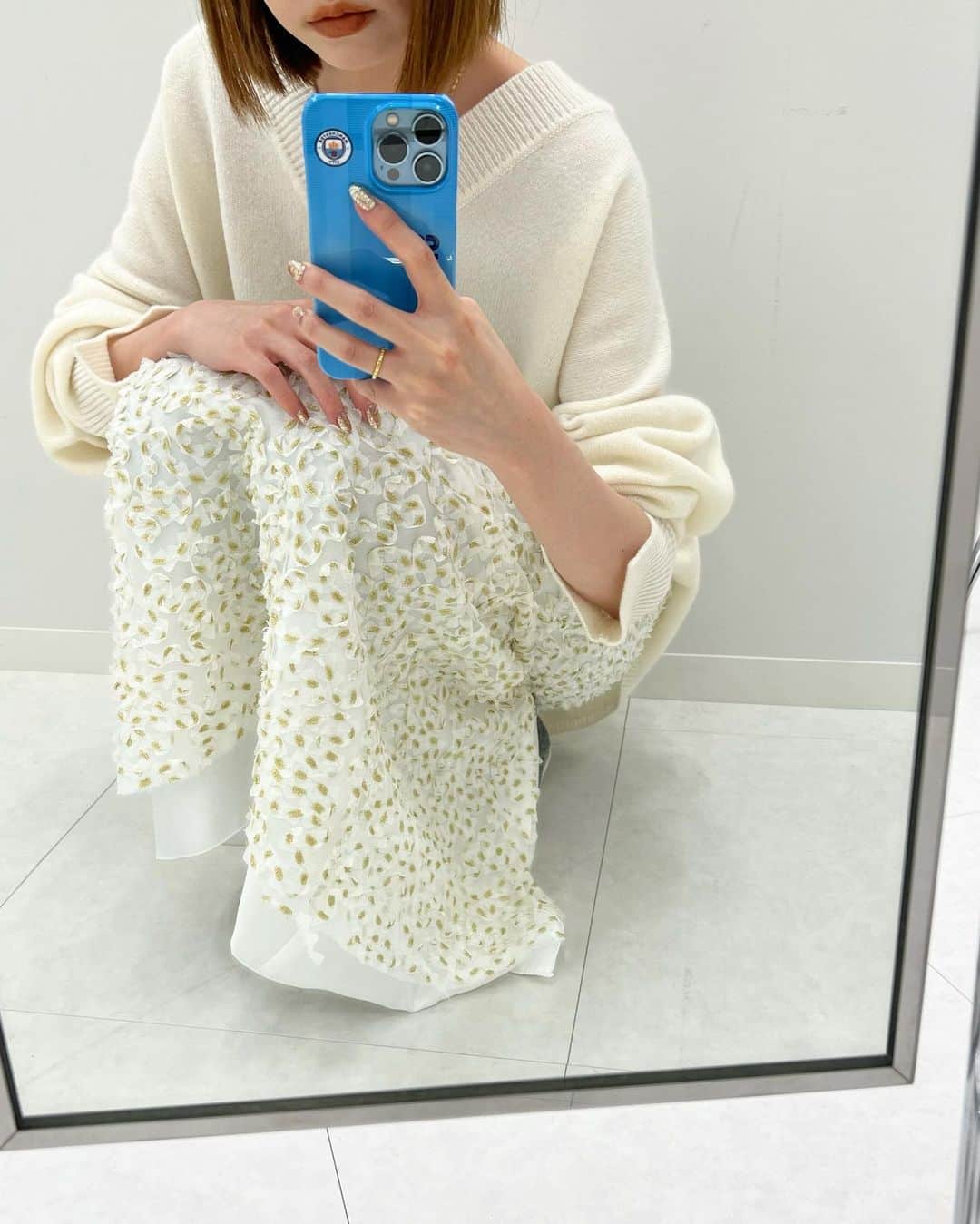 はれこのインスタグラム：「ストーリーズに載せたSLOBE IENAのスカート🤍  このスカートめちゃくちゃ可愛いですよね😭 これは(#はれここれ買う)になるのでは🤣 予定では明日予約スタートです🤍  DMたくさんありがとうございました！ 詳細こちらに記載しておきます！ いつもお返事遅くなってしまいすみません！  skirt @slobeiena  no.23060912416040 ⇨10/13予約スタートしました  -  #slobeiena  #スローブイエナ #秋服コーデ  #秋服コーディネート  #秋のコーデ  #スカートコーデ」