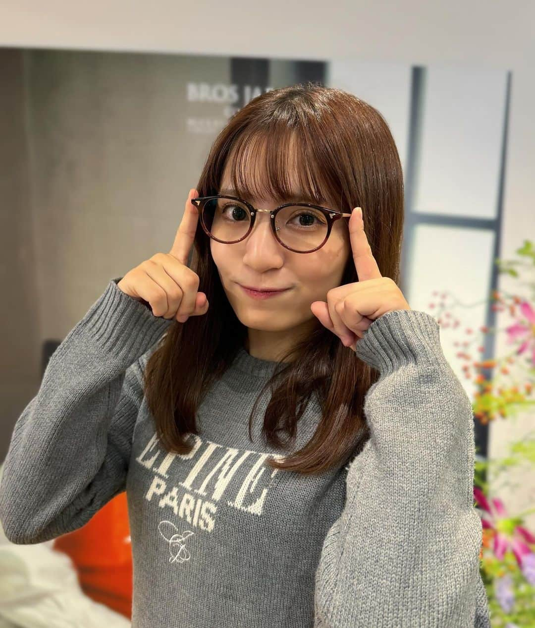 都丸亜華梨さんのインスタグラム写真 - (都丸亜華梨Instagram)「お姉ちゃんと @bj_classic_collection の展示会へ…♡ 2人でサンシフトのメガネを買いました！かわいっ👓♡  お洋服たまたまお揃いだった🤣」10月12日 21時07分 - tmr_akr_