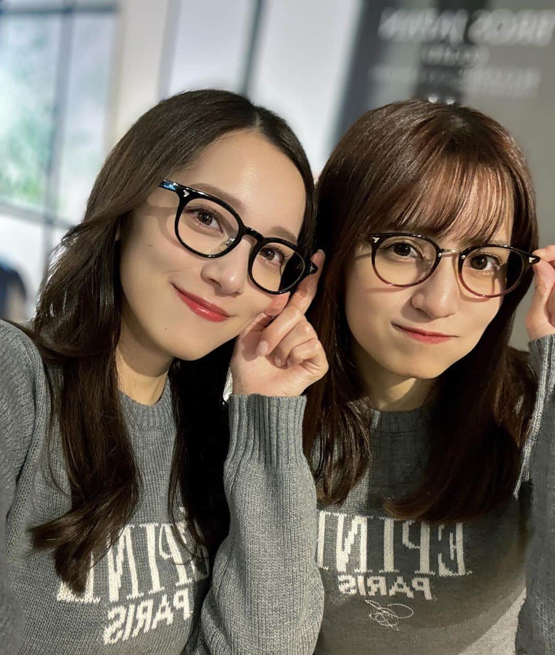 都丸亜華梨のインスタグラム：「お姉ちゃんと @bj_classic_collection の展示会へ…♡ 2人でサンシフトのメガネを買いました！かわいっ👓♡  お洋服たまたまお揃いだった🤣」
