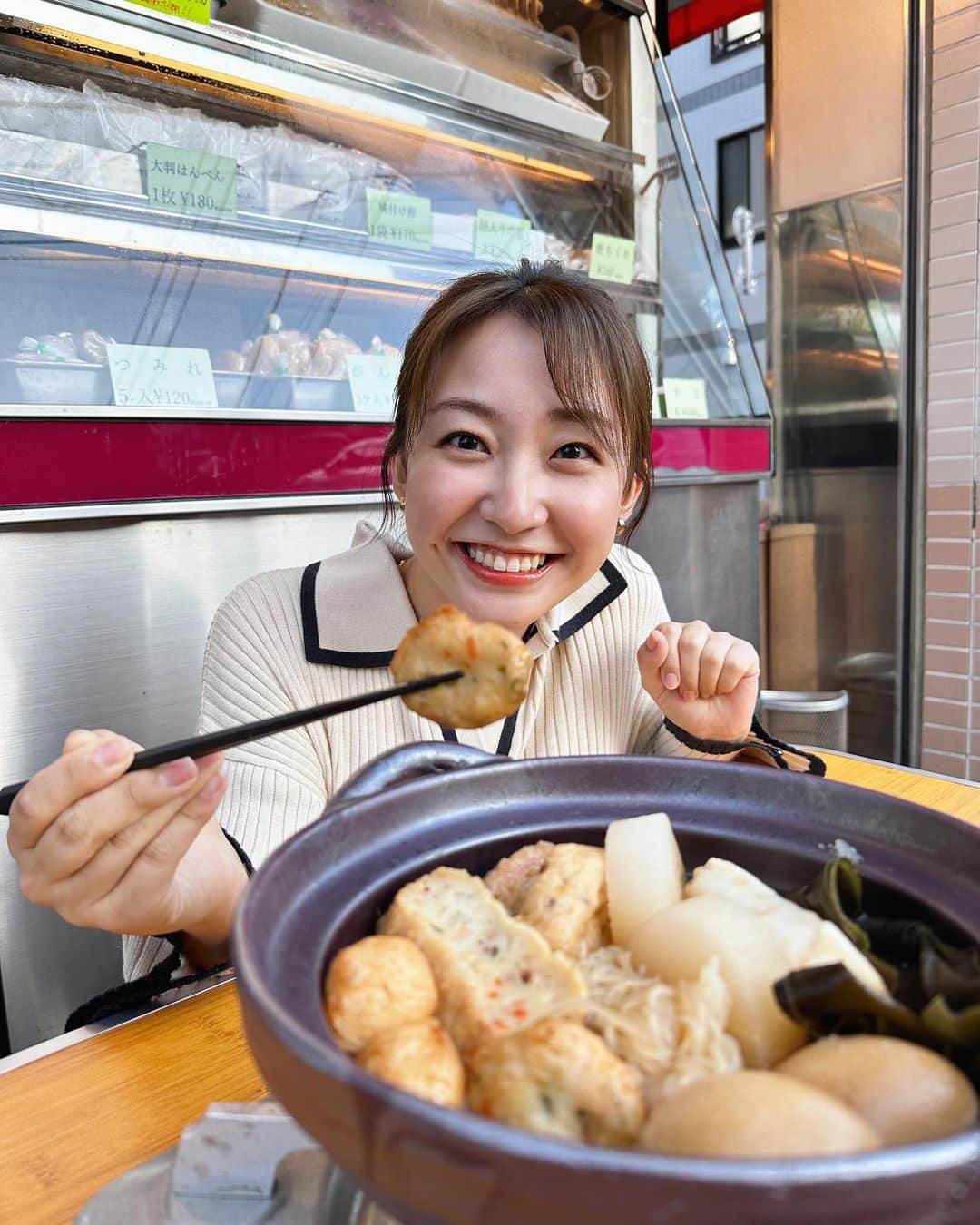 杉原凜さんのインスタグラム写真 - (杉原凜Instagram)「おでんの季節だ〜🍢 今朝は北千住にあるマルイシ増英さんで、おでん種作りの職人技を見せていただきました。スピーディーに次々と同じ大きさに作っていく職人さんの技術があまりに凄すぎて見入ってしまいました…😳 この冬はおでんパーティーをしたいです🙋‍♀️🍢  #ZIP #NOWニッポン #25 #おでん🍢   👗#nanouniverse」10月12日 21時08分 - sugihara_rin