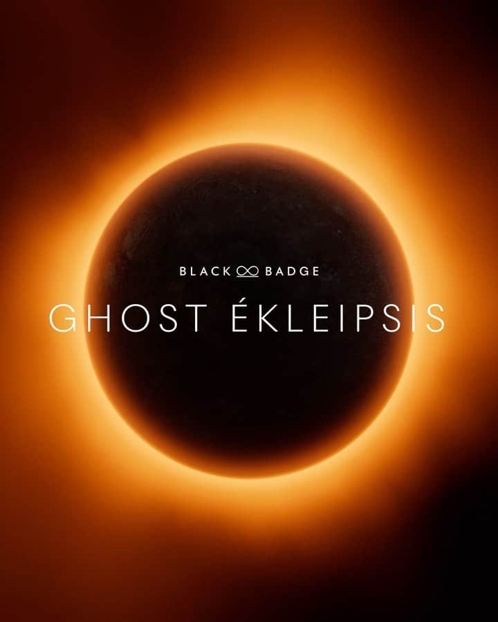 ロールス・ロイスのインスタグラム：「Rolls-Royce presents #BlackBadge Ghost Ékleipsis, a Private Collection car limited to 25 models, commissioned exclusively through the Rolls-Royce Private Office.   This highly #Bespoke collection preserves the spellbinding beauty of a total solar eclipse — the celestial alignment of Sun and Moon.   Discover more; link in bio.  #BespokeIsRollsRoyce  — WLTP (combined): CO2 emissions: 359 g/km; Fuel consumption: 17.9 mpg / 15.8 l/100km.Further information: https://www.rolls-roycemotorcars.com/en_GB/information/fb-dat-wltp.html」