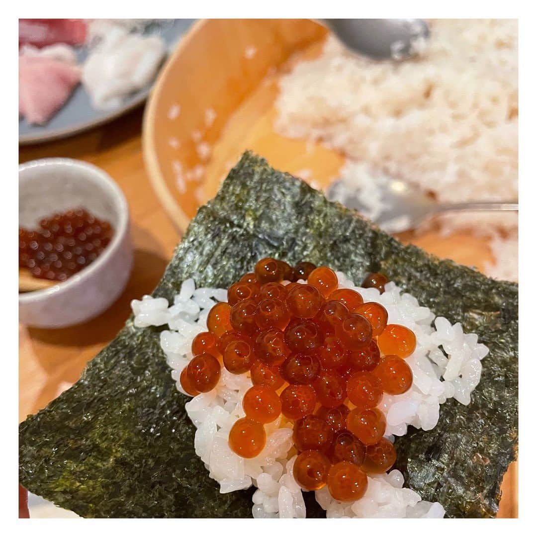 笹峯愛のインスタグラム：「いくらの醤油漬けを作る季節。  お馴染みの漁師さんから 美味しい筋子が送られてきたら…  と思っていましたが待ちきれず購入。  とりあえず 300gの筋子で仕込みました。  早速、手巻き寿司の夜です。  #いくらしょうゆ漬け  #夜ご飯はお寿司」