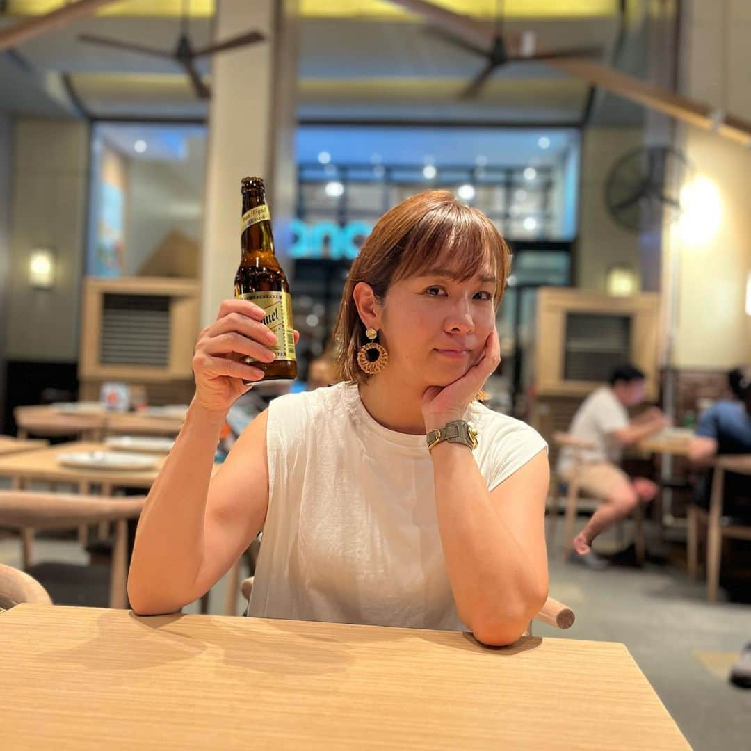 福吉 彩子さんのインスタグラム写真 - (福吉 彩子Instagram)「働くかあさんの旅するコーデ 夏のフィリピン🇵🇭旅、往復は路線就航したばかりの #zipair で！LCCだから価格も安く、時間もちょうどよく、JAL子会社だからマイルも貯まるというので🤍 帰りは少しだけ奮発してZIP Full-Flatにしたのですが、これがめちゃくちゃ良かった！ この日はStandard との価格差は2.5万円(片道6.5万円)で フルフラット！足が伸ばせてゴロッとできる快適さったらもう〜 代わりに、機内サービスは一切なく、飲食なし、アメニティなし、エンターテイメントなし。 機内Wi-Fiは快適とまではいかないけど無料でつながるし、動画ダウンロードしておけば機内で退屈の心配なし！ うちは滞在日数的にも機内持ち込みだけで済む荷物の量でなかったこともありValueパッケージという預け入れ荷物のオプション(23キロまで)を買うと機内食もついてきました。海外からの帰りの機内で食べるおそばや牛丼って、美味しく感じちゃうよね〜 マニラから4時間くらい、あっという間のフライトだけの、この価格でフルフラットシートに乗れるのは相当すごいんじゃないかと！ アジアだけでなく、ハワイや西海岸みたいな長距離路線もあるようなので、次回はもっとフルフラットの恩恵を受けたい〜って思いましたっ！ LCCは @zipair.tokyo_official めちゃおすすめです🛫  #旅コーデ　#フィリピン #フィリピン留学  #ワーママ #ワーママコーデ #働くかあさん  #プチプラコーデ  #アラフォーファッション #zipaiq #ジップエアー」10月12日 21時09分 - fuku44aya