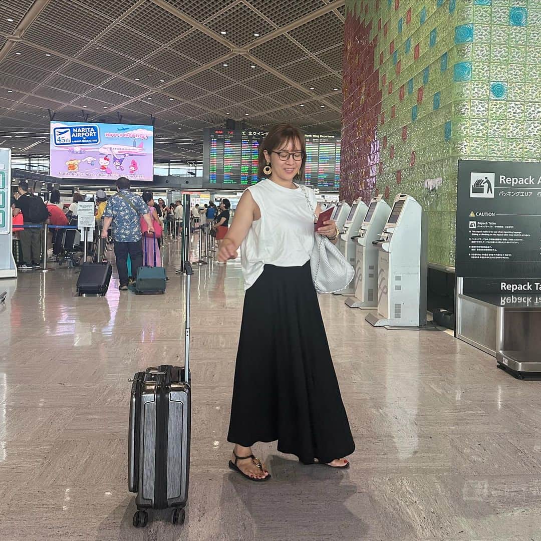福吉 彩子さんのインスタグラム写真 - (福吉 彩子Instagram)「働くかあさんの旅するコーデ 夏のフィリピン🇵🇭旅、往復は路線就航したばかりの #zipair で！LCCだから価格も安く、時間もちょうどよく、JAL子会社だからマイルも貯まるというので🤍 帰りは少しだけ奮発してZIP Full-Flatにしたのですが、これがめちゃくちゃ良かった！ この日はStandard との価格差は2.5万円(片道6.5万円)で フルフラット！足が伸ばせてゴロッとできる快適さったらもう〜 代わりに、機内サービスは一切なく、飲食なし、アメニティなし、エンターテイメントなし。 機内Wi-Fiは快適とまではいかないけど無料でつながるし、動画ダウンロードしておけば機内で退屈の心配なし！ うちは滞在日数的にも機内持ち込みだけで済む荷物の量でなかったこともありValueパッケージという預け入れ荷物のオプション(23キロまで)を買うと機内食もついてきました。海外からの帰りの機内で食べるおそばや牛丼って、美味しく感じちゃうよね〜 マニラから4時間くらい、あっという間のフライトだけの、この価格でフルフラットシートに乗れるのは相当すごいんじゃないかと！ アジアだけでなく、ハワイや西海岸みたいな長距離路線もあるようなので、次回はもっとフルフラットの恩恵を受けたい〜って思いましたっ！ LCCは @zipair.tokyo_official めちゃおすすめです🛫  #旅コーデ　#フィリピン #フィリピン留学  #ワーママ #ワーママコーデ #働くかあさん  #プチプラコーデ  #アラフォーファッション #zipaiq #ジップエアー」10月12日 21時09分 - fuku44aya