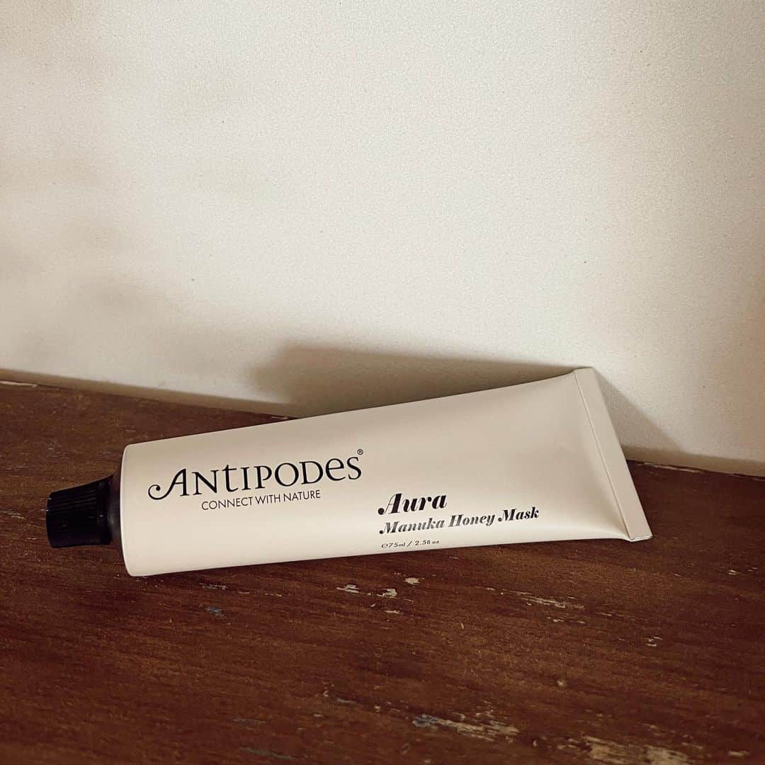 のインスタグラム：「@antipodesskincare_jp  大好きなオーガニックブランド スキンケアの中でも好きなマスクシリーズは何個か持っていて、、  今回は15分に一本売れているベストセラー製品 マヌカハニーマスクをお試しさせて頂きました！  マヌカハニーの香りが良い感じ、、 洗い上がりは潤ってきめ細かくなった印象  コスメキッチンで気軽に購入出来るので是非見てみて下さい🤗  #antipodes  #アンティポディース  #PR #オーガニックスキンケア  #オーガニックライフ  #スキンケアマニア」