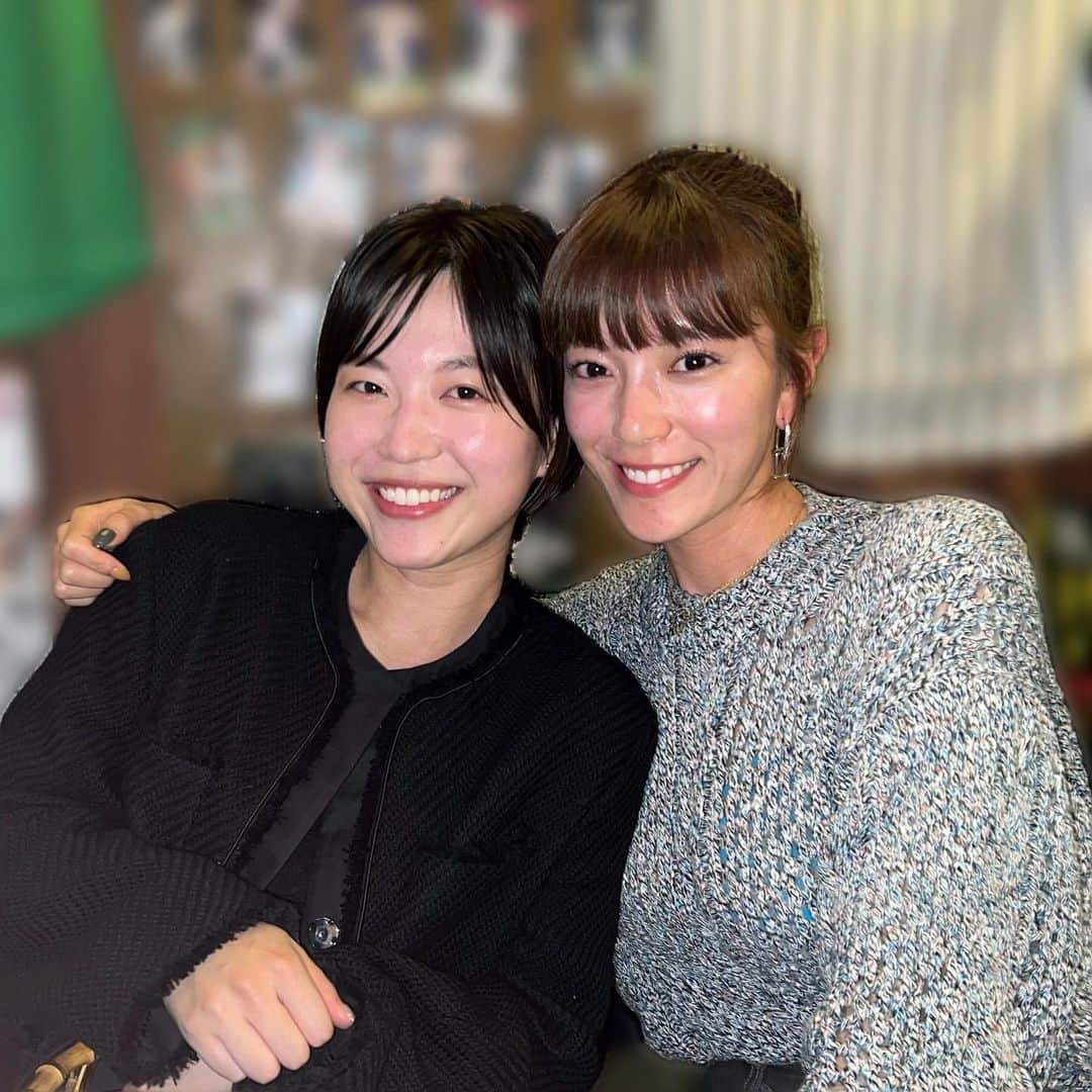 三谷紬のインスタグラム：「🖤🩶 NHK札幌放送局の是永千恵アナウンサー♡ 久しぶりに会えました❣️ 彼女は私にとって戦友であり、親友。 就活の時ほぼ毎日一緒にいて、 お互いの自己PRをあーでもないこーでもない。と 講評しあっていたことが懐かしい。 思い返すとあの頃の私たちの講評って何の意味もないね笑 けど近くに頑張っている人がいたことは心の支えでした。 就職してからは少し距離があって 簡単には会えなくなってしまったけど めちゃくちゃ頻繁に連絡を取り合っています。 会えば大学の頃の私に戻してくれるし、 会えば刺激をもらって仕事の活力をくれる。 最高すぎる仲間です🫶 自主マスのみんな元気かな〜会いたい。 * #法政大学#hosei#university#あほーせー#とか#よく言われる#笑#あながち間違いではない#戦友#親友#nhk#札幌#sapporo#是永千恵 アナ#自主マスコミ講座#古巣#本拠地#仲間#テレビ朝日#アナウンサー#三谷紬」