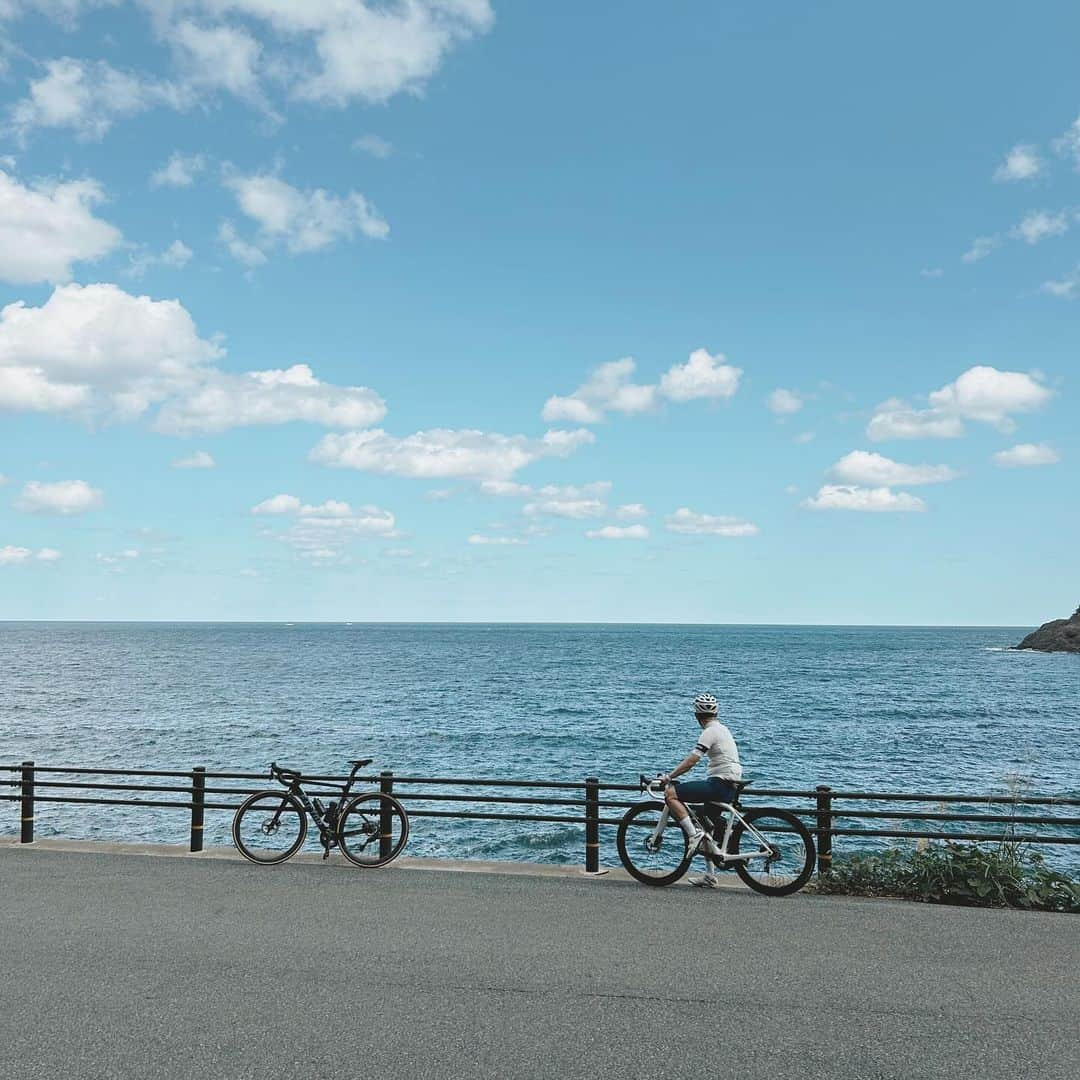 Takafumi Gotoのインスタグラム：「今日は大阪からイノさんが遊びに来てくれたので、但馬方面へロングライド🚴‍♂️ちょうど良い秋晴れでライド日和だった。またお願いします〜！」