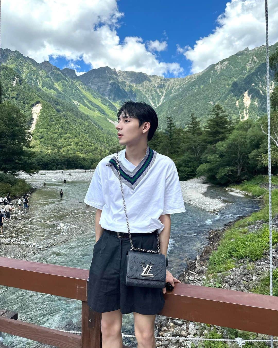 高橋龍之介のインスタグラム：「🏞️🪨  本当に本当に投稿し直しすみません。 あげてない写真ありました。🤳ｼﾞﾄﾞﾘ  コメントしてくれた方コメ返します コメントまたください🙇☺︎  いつの日かの…。 夏っぽい服装~☀️✌︎☺︎✌︎ もう夏の投稿ができなくなっちゃう~」
