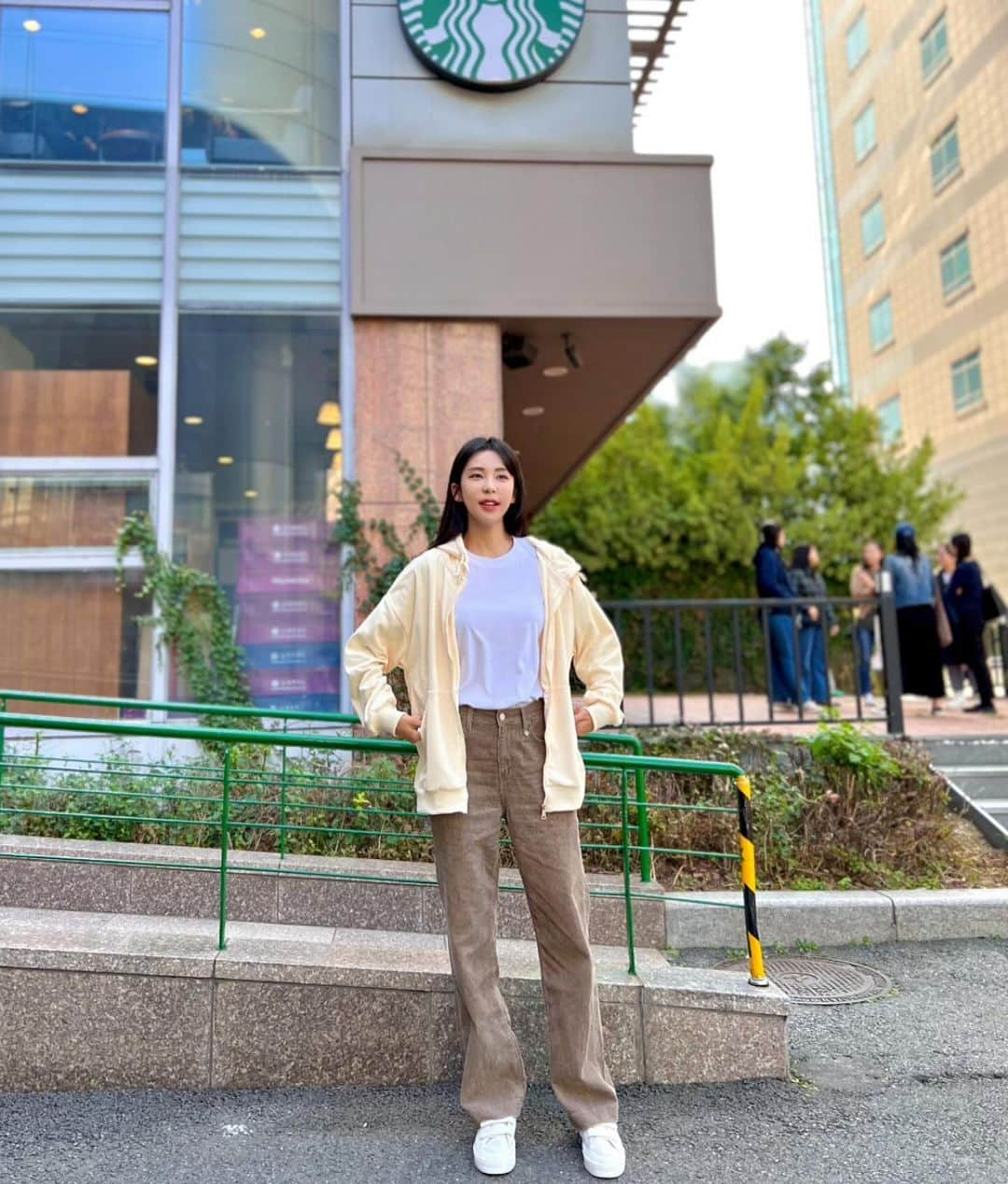 ジェギョンさんのインスタグラム写真 - (ジェギョンInstagram)「아침 일찜..밤.낮 기온차 무엇🤷🏻‍♀️ 요번주내내 후드집업만.입고다녔넹  네이버/앱스토에서 아이에스이랩을 검색해주세요. 아이에스이랩 자사몰 최저가 판매  @iselab0102  #후드집업 #후드티 #데일리룩 #커플룩 #가을코디」10月12日 21時17分 - f1_0919