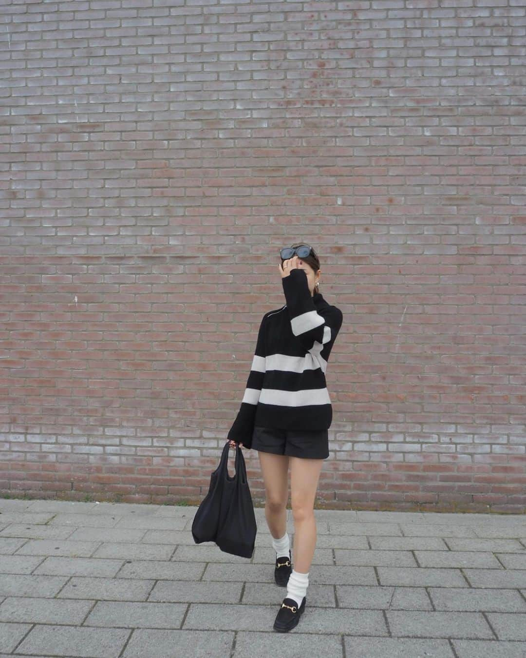 naho_7さんのインスタグラム写真 - (naho_7Instagram)「. 🤍🖤🤍🖤  #dailyfashionideas #casualchicstyle #minimalaesthetics #minimalmoodboard #minimalstyledaily #citylook #amsterdamlife #cosstore #gucciloafers #tomfordsunglasses #シンプルスタイル #オランダ生活 #海外生活 #白ソックス  #白ソックスコーデ」10月12日 21時17分 - naho_7