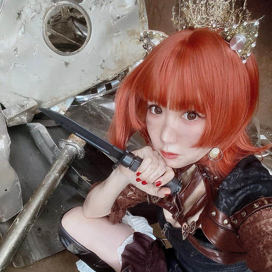 yucat（加藤有加利）のインスタグラム：「アップデートし続ける人生でありたい⚔️🛡️  ずっとやりたかった汚れメイクと 乱雑に自分でカットしたウィッグの相性が抜群でした✨ さすがアキさん✨  衣装や小物のスタイリングはセルフなので 毎回ロケ地探しから始めてどんな作品を作るか考えるのとってもワクワクします。  今回お借りしたスクラップ工場は本当に工場なので休憩時間に使わせていただいて、おじさま達も皆様とっっても優しくて素敵な現場でした。  大好きな仲間たちと素晴らしいロケーション。 あとはセレクトしてリリィさんに現像していただいてレイアウト＆デザイン＆入稿作業だー！！ みんなに喜んでいただける作品をお届け出来るよう頑張ります🐾  #yucat #2024年カレンダー #steampunk #steampunkstyle #steampunkfashion  #スチームパンク #工場 #廃材」