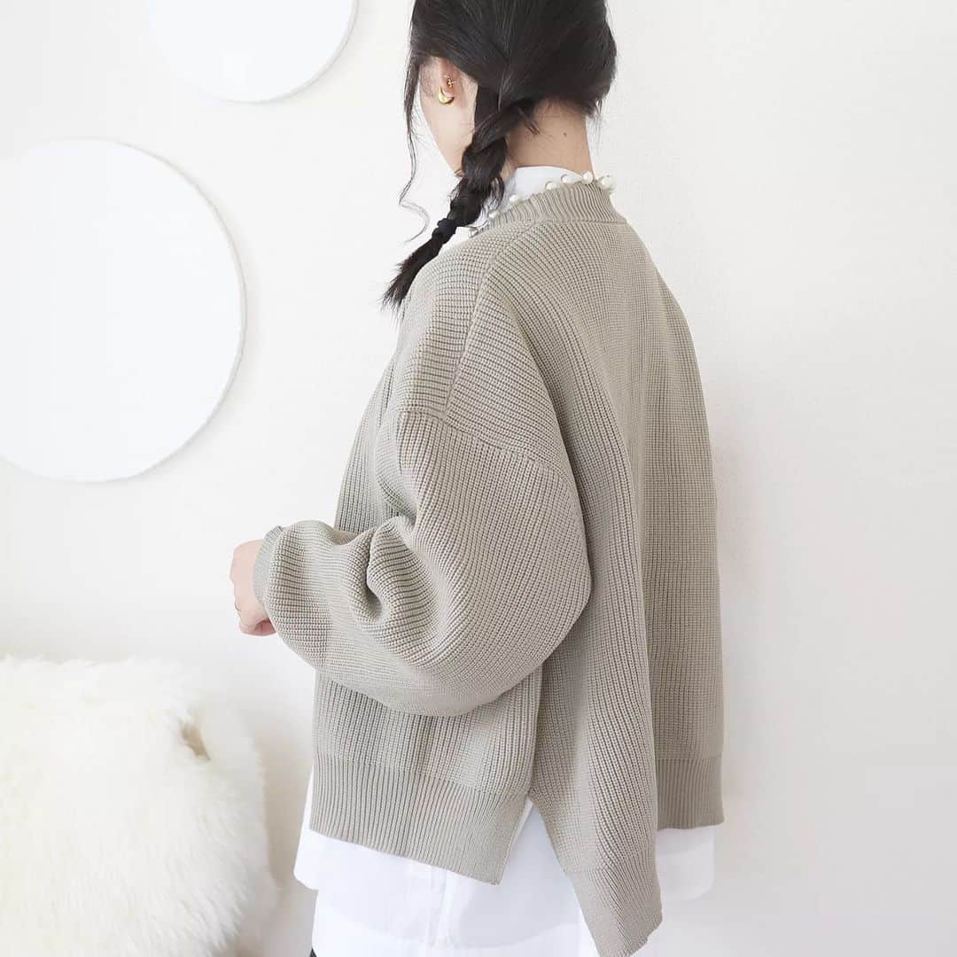 Eri Satoさんのインスタグラム写真 - (Eri SatoInstagram)「【grayge×white×blackコーデ】 · knit: @aquagarage · @aquagarage の ダンボールニットパールカーディガン 色もデザインも可愛すぎ🥰 最近は朝晩寒いから カーディガンが便利だよね✨ 袖もポワンとしてるので 中のブラウスの形を選ばないよ👌 · 気付いたら10月も半分終わりそうで焦る💦 イヴ·サンローラン展も観に行きたいなぁ💭 · · #PR#aquagarage#アクアガレージ #高身長コーデ#ママコーデ#カジュアル #ファッション#コーディネート#プチプラ#プチプラコーデ#秋コーデ#mamagirl#locari#partegram#きれいめカジュアル#お洒落さんと繋がりたい」10月12日 21時19分 - satoeri626