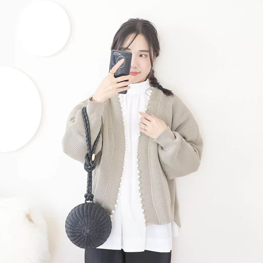 Eri Satoのインスタグラム：「【grayge×white×blackコーデ】 · knit: @aquagarage · @aquagarage の ダンボールニットパールカーディガン 色もデザインも可愛すぎ🥰 最近は朝晩寒いから カーディガンが便利だよね✨ 袖もポワンとしてるので 中のブラウスの形を選ばないよ👌 · 気付いたら10月も半分終わりそうで焦る💦 イヴ·サンローラン展も観に行きたいなぁ💭 · · #PR#aquagarage#アクアガレージ #高身長コーデ#ママコーデ#カジュアル #ファッション#コーディネート#プチプラ#プチプラコーデ#秋コーデ#mamagirl#locari#partegram#きれいめカジュアル#お洒落さんと繋がりたい」