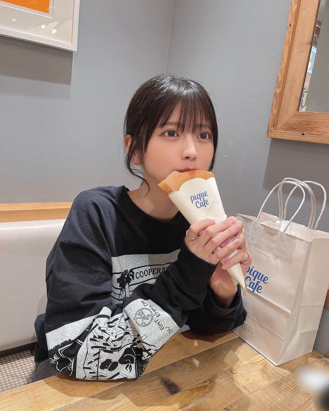 西野千明さんのインスタグラム写真 - (西野千明Instagram)「無性にクレープ食べたくなる時ある、、🧈 マリオンクレープみたいにフルーツクリームケーキアイス盛り沢山のもいいけど、ここみたいにシンプルなのも大好き！！！ . #ジェラートピケ #cafe #カフェ #クレープ #gelatopique #crepe #cavempt #innercolor #秋 #autumn #秋コーデ #春 #spring #春コーデ #インナーカラー #japan #idol #pwc #白キャン #真っ白なキャンバス #西野千明 #アイドル #いいね #ボブ #ショートボブ #followｍe #instagood #fashion #like4like #ootd」10月12日 21時19分 - konnichaaaki