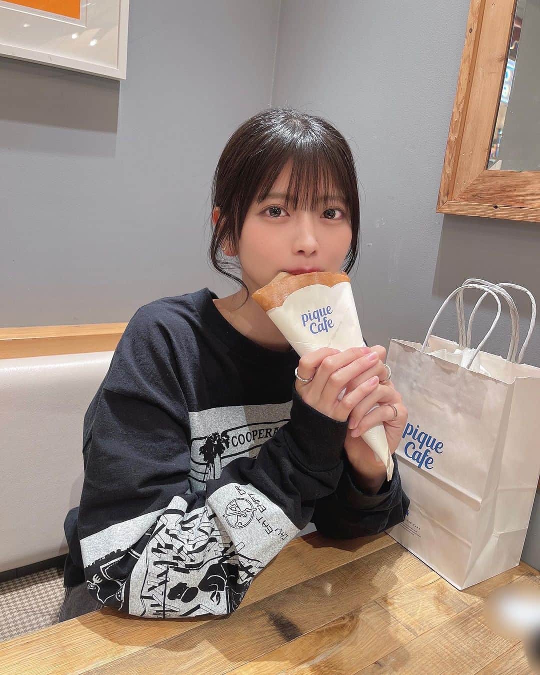 のインスタグラム：「無性にクレープ食べたくなる時ある、、🧈 マリオンクレープみたいにフルーツクリームケーキアイス盛り沢山のもいいけど、ここみたいにシンプルなのも大好き！！！ . #ジェラートピケ #cafe #カフェ #クレープ #gelatopique #crepe #cavempt #innercolor #秋 #autumn #秋コーデ #春 #spring #春コーデ #インナーカラー #japan #idol #pwc #白キャン #真っ白なキャンバス #西野千明 #アイドル #いいね #ボブ #ショートボブ #followｍe #instagood #fashion #like4like #ootd」
