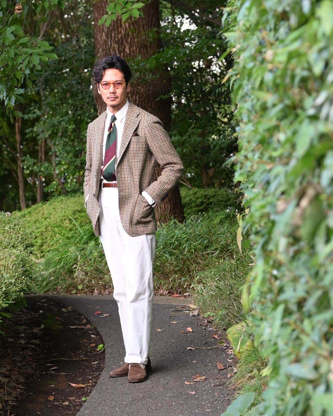 のインスタグラム：「"Refined Preppy"⬅︎⬅︎⬅︎swipe left Ph. @shoji_fukaya   カントリージャケット、ウエスタンシャツ、ペインターパンツ、レジメンタルタイ。 東海岸、西海岸、ワーク、スクール、カントリー。アメリカンテイストを散りばめながらも"大人しく収める大人の装い。"  Tap for Brands ・ ITEM Jacket： @woolrich_japan  Shirt： @milaschon.milano  Tie： @francobassi_official  Pocket Square： @drakesdiary  Painter pants： oshkosh 70-80's Belt： @thesole_official  Shoes： @aldenshoeco  Eyewear： @oliverpeoples   ・ #beamsf #woolrich #jacketstyle #classicmenswear #gentlemen #follow #pr #influence #bestoftheday #vintagewear #spezzatura #outfitmen」
