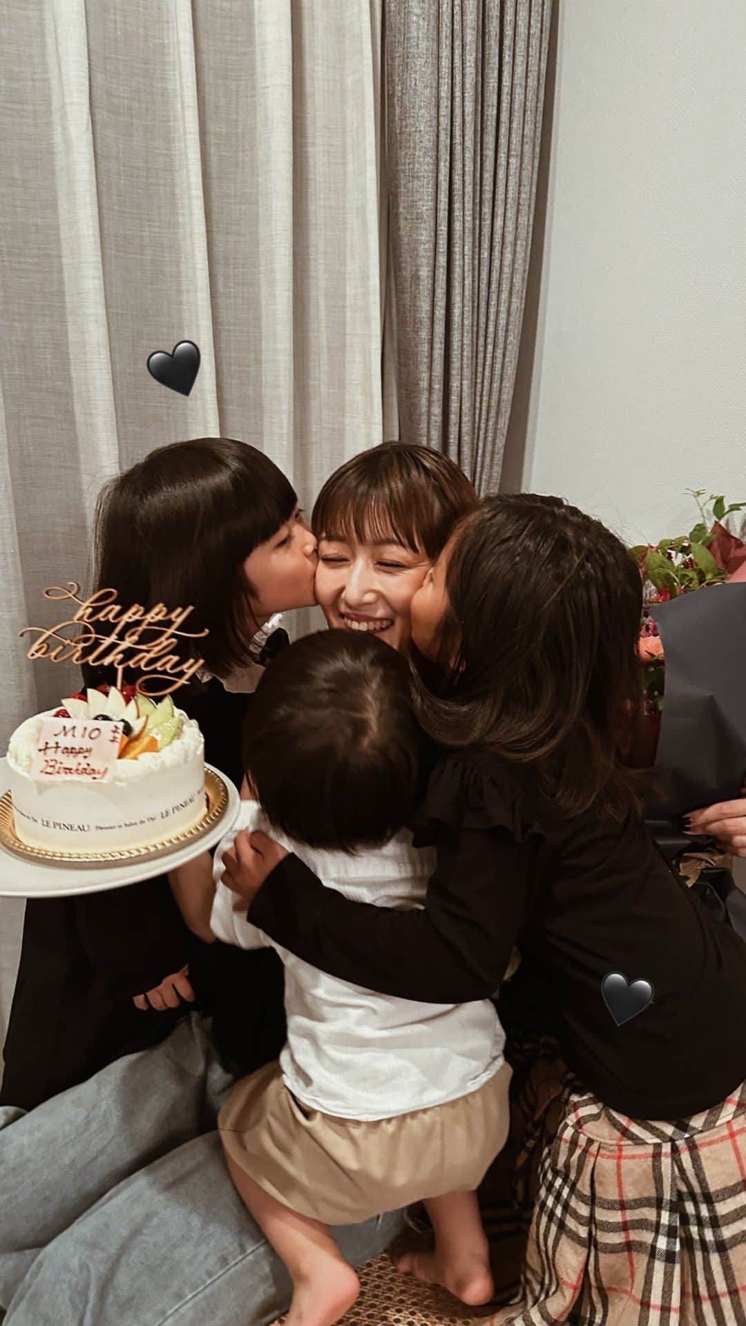 美生のインスタグラム：「33歳になりました🎂 至らない私をいつも温かく支えてくれる 家族みんなに感謝♡ ありがとう♡  両親の元に産まれたこと 夫と結婚したこと 義両親、kaoriさんfamilyと家族になれたこと そして あなたたちのママになれたこと とても幸せに思います♡ 大好き♡  ロウソク消して最後  クッサ  って言うのやめてな🫠  こんな私ではありますが 今後ともよろしくお願いいたします♡  #happybirthday #birthday #family」