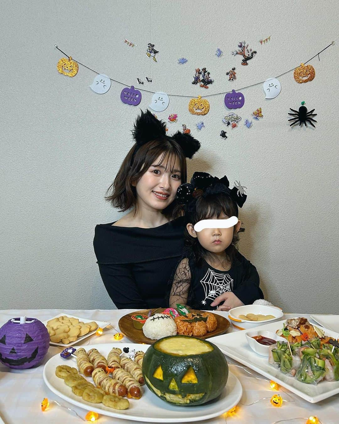 青木菜花のインスタグラム：「⁡ ⁡ ⁡ 少し早めのハロウィンパーティー🎃🍭 ⁡ クッキーなら一緒に 作れるかなぁって思ったものの イヤイヤ期真っ最中なので そうもうまくはいかなかった〜〜🤣💧笑 ⁡ 最近何でもイヤー！って言われるけど イヤイヤ期も成長の１つだね👧🏻 ⁡ ⁡ ⁡ 料理は手際をよくすることが いまだに私の課題🫠 ⁡ だけど昔に比べたらだいぶ上達したのでは…！🤣 18歳くらいのときは野菜もまともに 切れなくて鍋すら作れなかったし オムライス作っても卵焼きのせてるみたいになってた🥚笑 ⁡ ⁡ ⁡ 最後の写真は こっちゃんのお決まりの決めポーズだよ〜🤣♡ ⁡ いつも持ち歩いているお気に入りのタオルは 汚いから頑張って隠そうとしたけど 無理がありました。笑 ⁡ どこのお店もハロウィンの飾りで いっぱいで秋を感じるね👻🍂  YouTubeも見てね〜♩👀」