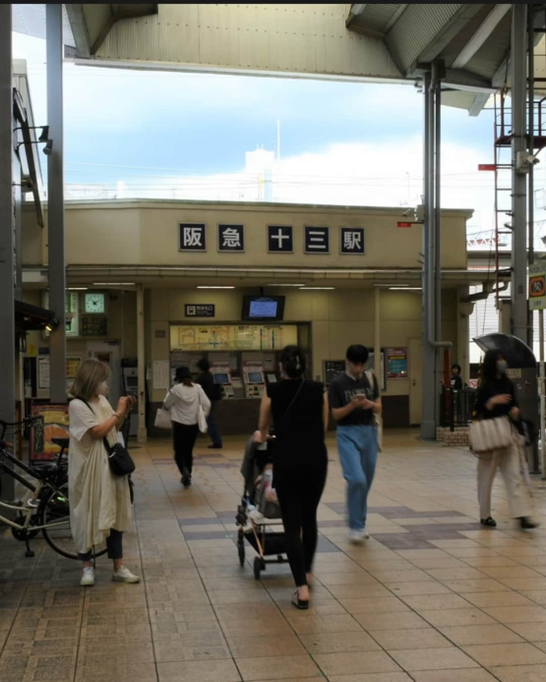 日本経済新聞社さんのインスタグラム写真 - (日本経済新聞社Instagram)「阪急宝塚、京都、神戸の3路線は十三（じゅうそう）駅を経由しなければ、終点・大阪梅田駅にはたどり着けません。関西屈指の交通の要衝は、歓楽街として名をはせる一方、学問や芸術の顔も。空港や新大阪につながる新路線、タワーマンションなどの計画も目白押し。「ごった煮の街」の魅力が増しています。⁠ ⁠ 詳細はプロフィールの linkin.bio/nikkei をタップ。⁠ 投稿一覧からコンテンツをご覧になれます。⁠→⁠@nikkei⁠ ⁠ #十三 #居酒屋 #酒場 #大衆酒場 #十三駅東口 #大阪 #せんべろ #タワマン #日経電子版」10月12日 21時30分 - nikkei