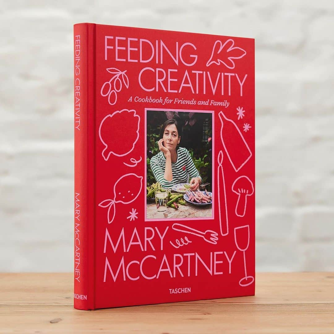 メアリー・マッカートニーのインスタグラム：「Mary McCartney’s new book ‘Feeding Creativity’ is now available to preorder! (Link in bio.)   Photographer and chef Mary McCartney combines her two passions into an irresistible dish, preparing some of her favorite food for friends and family, photographing them, and sharing 60 of her delicious recipes. Featuring amongst others Michelle Yeoh, David Hockney, Drew Barrymore, George Lucas, Cindy Sherman and Elvis Costello enjoying her nutritious food and convivial chat.   #MaryMcCartney #FeedingCreativity #TASCHENbooks #camerondiaz #jeffkoons」