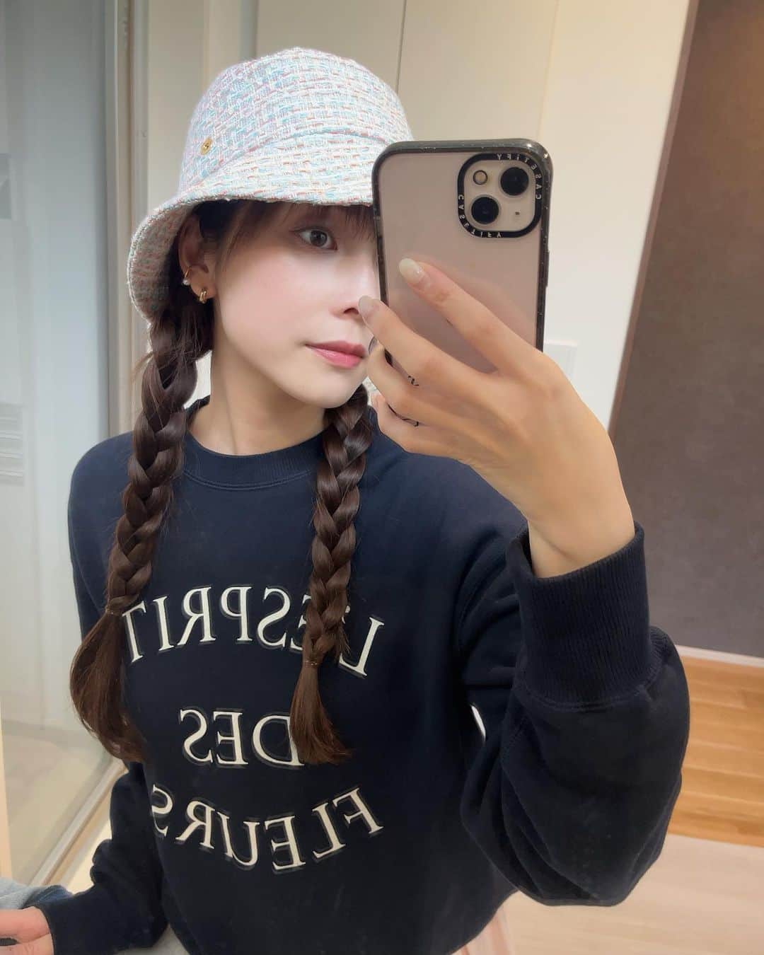 松雪彩花のインスタグラム：「ストーリーにも投稿したけれど… 最近私服はスウェット率高め🖤 ボトムスはスカートで甘めに着るのがすき。 いつから上着がマストかな〜。 肩凝り持ちなのでなかなか辛いのです。」