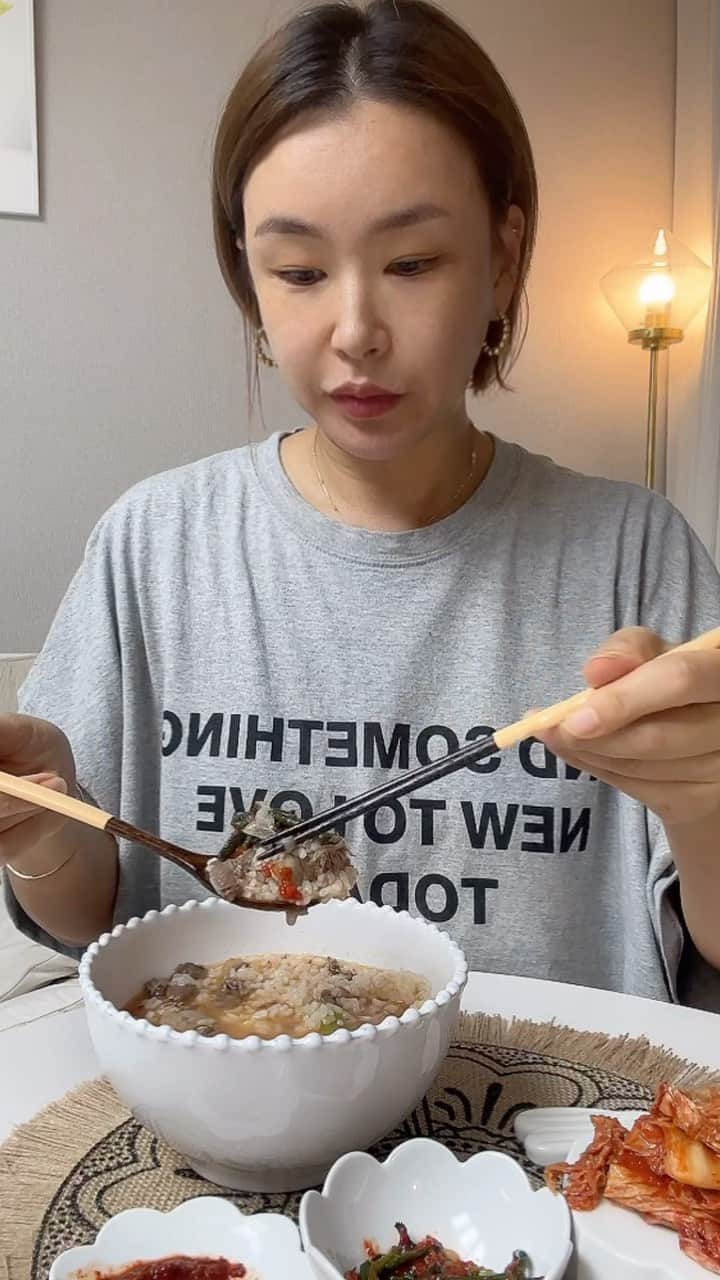 ペ・ユンジョンのインスタグラム：「아니  늦은시간에죄송해요... 너무 맛있어서 진짜 큰일났어요..🫣 어떻해매번먹어도 안질리지!!!희한하게 넘 맛있어요.. 이번에 기간을 좀 길게잡았어요 담주까지 드셔보시고 재주문 또하셔도되유🤭 이번엔 다대기넣어서 먹어봤는데!!!! 나 죽어.. 밥두그릇 순삭👍👍 고기는 넘 부드럽고 양은왜케많은겨😍 어르신들도 아가들도 못참는 이 맛!! 진우린맑은곰탕 꼭 쟁여두시고 아이들방학때 끼니때워주세요!!! 저도 또 주문♥️ . . . #빼언니샵#진우린」