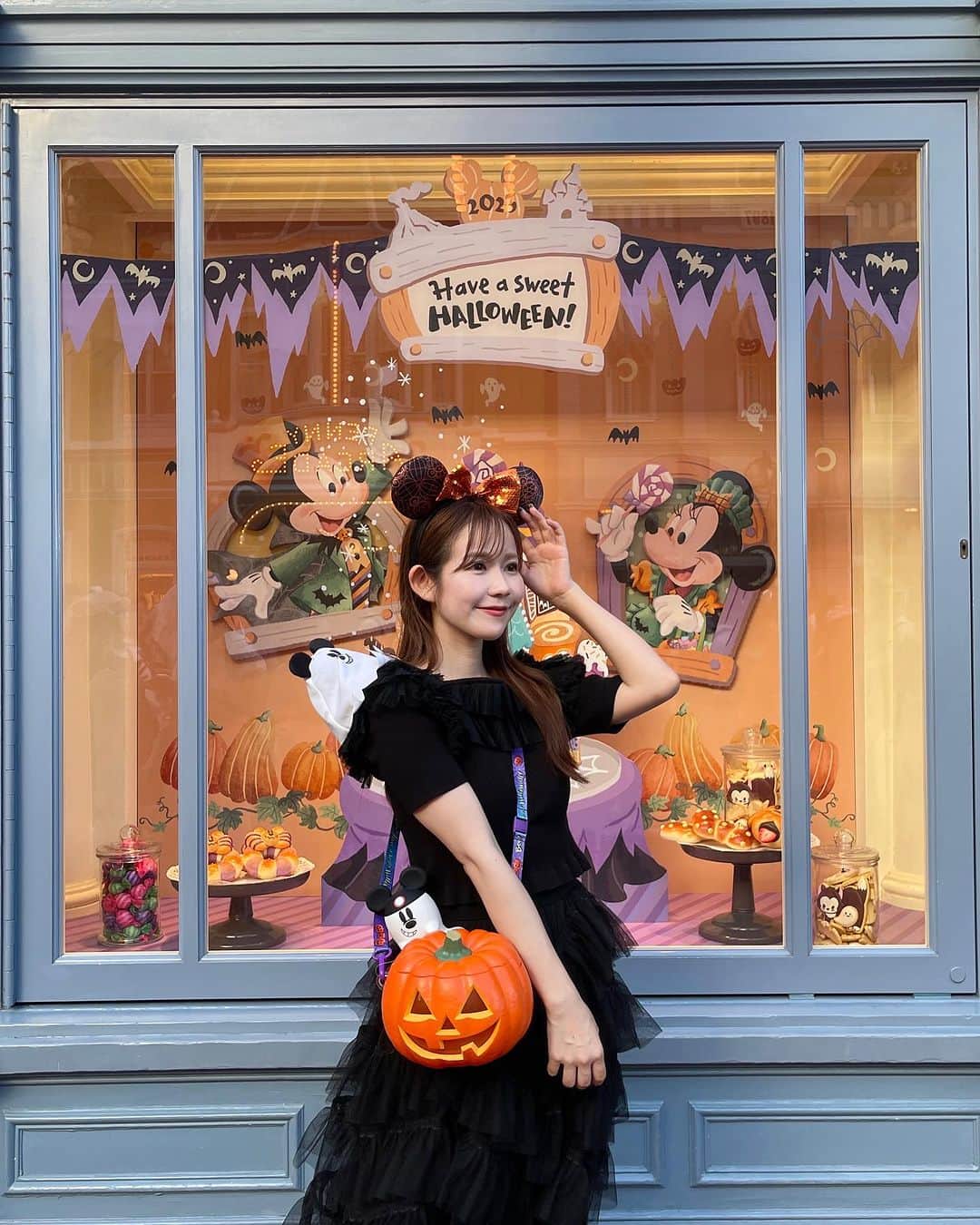 tomomi ❤︎ よしはしともみ ❤︎さんのインスタグラム写真 - (tomomi ❤︎ よしはしともみ ❤︎Instagram)「. . . 　　　👻🕸️🎃ディズニーハロウィン👻🕸️🎃 . . . 今年のハロウィンカチューシャでブラックコーデ🖤 パンプキンカラーと濃いネイビーブルーが 可愛すぎるカチューシャ！ 裏も可愛い、、、 肩に乗せてるおばけちゃんは 去年のも合わせて４種類それぞれ乗せた🐈‍⬛🌙 . . ハロウィンのポップコーンバケットにも おばけちゃんいて最高だワ❕❕❕ ライトも💡つけられちゃって可愛さ爆発💥 . . . コーディネート トップス　@snidel_official スカート　@crayme_official シューズ　@zara . . #tokyodisneyland #disneyland #halloween #halloweendisney #東京ディズニーランド #ディズニー #ディズニーコーデ #ディズニーランド #ディズニーグッズ #ディズニーカチューシャ #ディズニーハロウィン #dハロ #ハロウィンディズニー #ディズニーハロウィン2023 #ディズニーハロウィングッズ #ハロウィングッズ #東京観光 #おそろコーデ #おそろいコーデ #カチューシャコーデ #もーみディズニー🎠 #おばけ #スナイデル #zaraコーデ #ポップコーンバケット #おばけちゃん」10月12日 21時24分 - tomomi_yoshihashi