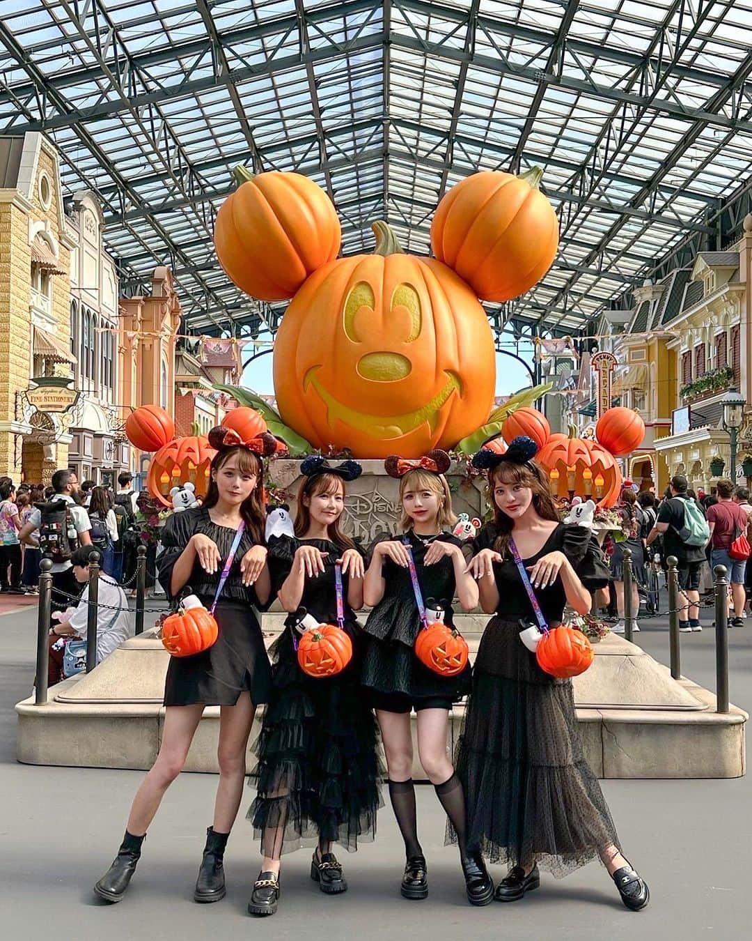 tomomi ❤︎ よしはしともみ ❤︎さんのインスタグラム写真 - (tomomi ❤︎ よしはしともみ ❤︎Instagram)「. . . 　　　👻🕸️🎃ディズニーハロウィン👻🕸️🎃 . . . 今年のハロウィンカチューシャでブラックコーデ🖤 パンプキンカラーと濃いネイビーブルーが 可愛すぎるカチューシャ！ 裏も可愛い、、、 肩に乗せてるおばけちゃんは 去年のも合わせて４種類それぞれ乗せた🐈‍⬛🌙 . . ハロウィンのポップコーンバケットにも おばけちゃんいて最高だワ❕❕❕ ライトも💡つけられちゃって可愛さ爆発💥 . . . コーディネート トップス　@snidel_official スカート　@crayme_official シューズ　@zara . . #tokyodisneyland #disneyland #halloween #halloweendisney #東京ディズニーランド #ディズニー #ディズニーコーデ #ディズニーランド #ディズニーグッズ #ディズニーカチューシャ #ディズニーハロウィン #dハロ #ハロウィンディズニー #ディズニーハロウィン2023 #ディズニーハロウィングッズ #ハロウィングッズ #東京観光 #おそろコーデ #おそろいコーデ #カチューシャコーデ #もーみディズニー🎠 #おばけ #スナイデル #zaraコーデ #ポップコーンバケット #おばけちゃん」10月12日 21時24分 - tomomi_yoshihashi