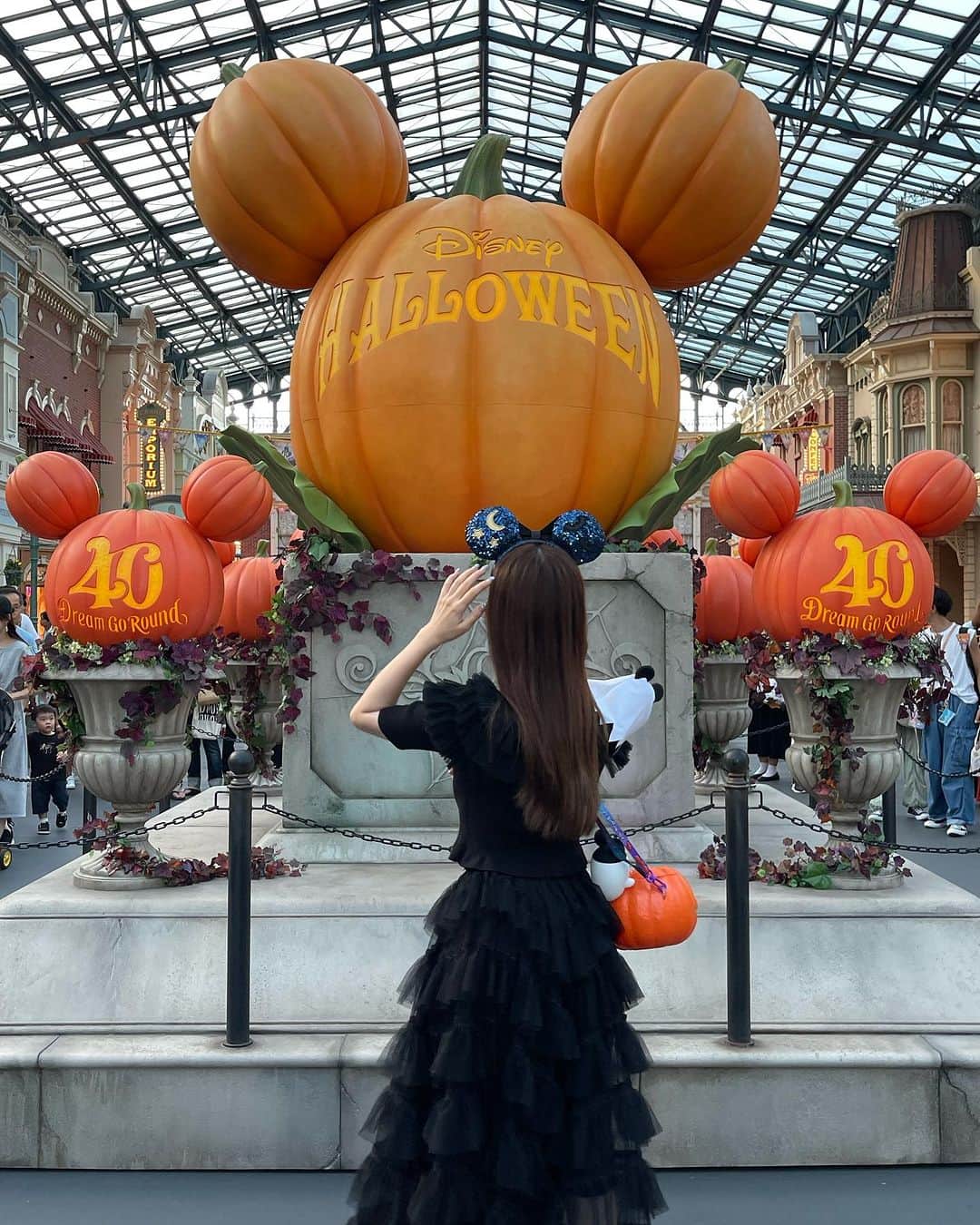 tomomi ❤︎ よしはしともみ ❤︎さんのインスタグラム写真 - (tomomi ❤︎ よしはしともみ ❤︎Instagram)「. . . 　　　👻🕸️🎃ディズニーハロウィン👻🕸️🎃 . . . 今年のハロウィンカチューシャでブラックコーデ🖤 パンプキンカラーと濃いネイビーブルーが 可愛すぎるカチューシャ！ 裏も可愛い、、、 肩に乗せてるおばけちゃんは 去年のも合わせて４種類それぞれ乗せた🐈‍⬛🌙 . . ハロウィンのポップコーンバケットにも おばけちゃんいて最高だワ❕❕❕ ライトも💡つけられちゃって可愛さ爆発💥 . . . コーディネート トップス　@snidel_official スカート　@crayme_official シューズ　@zara . . #tokyodisneyland #disneyland #halloween #halloweendisney #東京ディズニーランド #ディズニー #ディズニーコーデ #ディズニーランド #ディズニーグッズ #ディズニーカチューシャ #ディズニーハロウィン #dハロ #ハロウィンディズニー #ディズニーハロウィン2023 #ディズニーハロウィングッズ #ハロウィングッズ #東京観光 #おそろコーデ #おそろいコーデ #カチューシャコーデ #もーみディズニー🎠 #おばけ #スナイデル #zaraコーデ #ポップコーンバケット #おばけちゃん」10月12日 21時24分 - tomomi_yoshihashi