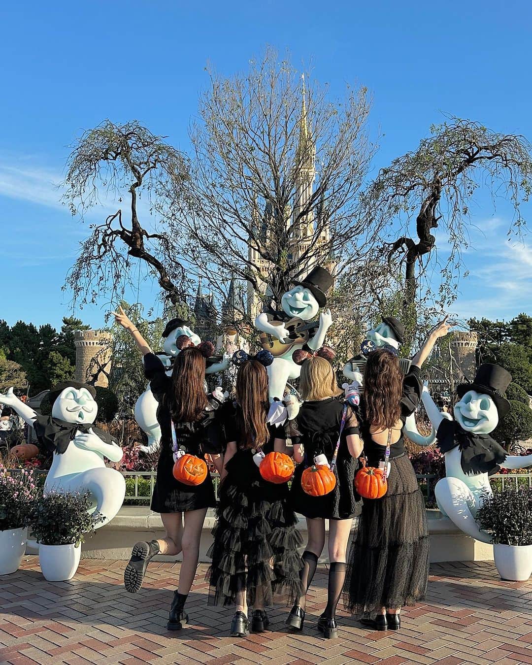 tomomi ❤︎ よしはしともみ ❤︎さんのインスタグラム写真 - (tomomi ❤︎ よしはしともみ ❤︎Instagram)「. . . 　　　👻🕸️🎃ディズニーハロウィン👻🕸️🎃 . . . 今年のハロウィンカチューシャでブラックコーデ🖤 パンプキンカラーと濃いネイビーブルーが 可愛すぎるカチューシャ！ 裏も可愛い、、、 肩に乗せてるおばけちゃんは 去年のも合わせて４種類それぞれ乗せた🐈‍⬛🌙 . . ハロウィンのポップコーンバケットにも おばけちゃんいて最高だワ❕❕❕ ライトも💡つけられちゃって可愛さ爆発💥 . . . コーディネート トップス　@snidel_official スカート　@crayme_official シューズ　@zara . . #tokyodisneyland #disneyland #halloween #halloweendisney #東京ディズニーランド #ディズニー #ディズニーコーデ #ディズニーランド #ディズニーグッズ #ディズニーカチューシャ #ディズニーハロウィン #dハロ #ハロウィンディズニー #ディズニーハロウィン2023 #ディズニーハロウィングッズ #ハロウィングッズ #東京観光 #おそろコーデ #おそろいコーデ #カチューシャコーデ #もーみディズニー🎠 #おばけ #スナイデル #zaraコーデ #ポップコーンバケット #おばけちゃん」10月12日 21時24分 - tomomi_yoshihashi