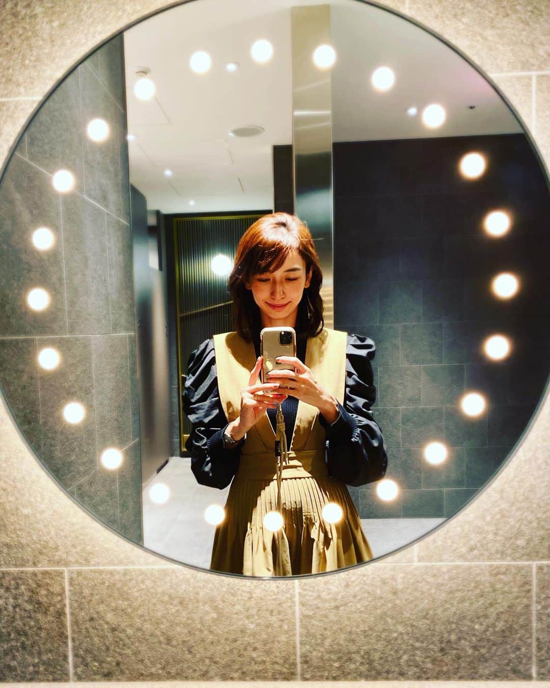 小林夏子さんのインスタグラム写真 - (小林夏子Instagram)「autumn...🍂  こういう鏡見ると 写真撮りたくなっちゃう  光って大事  #mirror #circle #light #onepiece  #aw #fashion  #days #selfie #love #life #thanks」10月12日 21時24分 - natsuko.0803