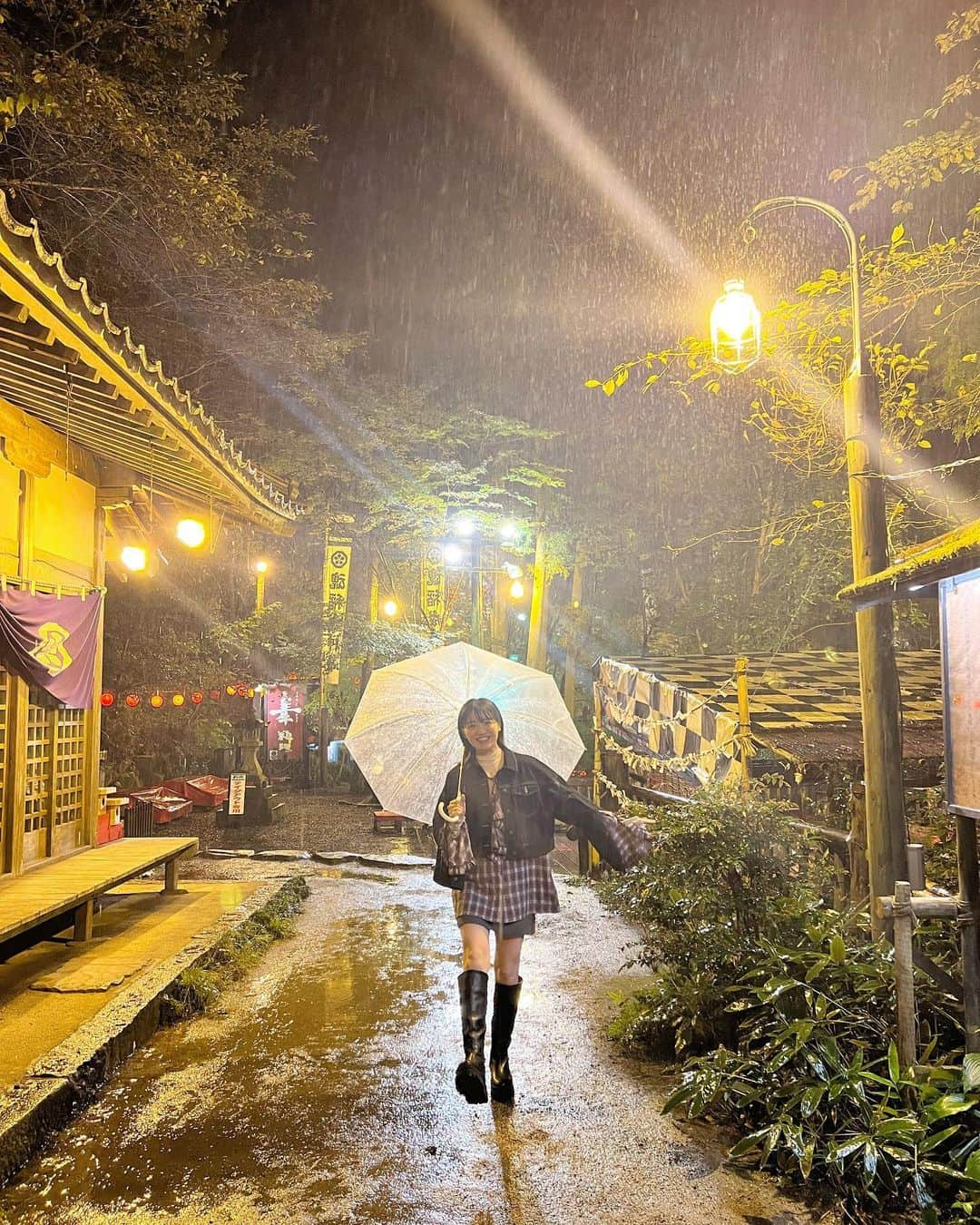 希山愛のインスタグラム：「* 山口県にある #いろり山賊   この日は雨が降っとったんやけど、 地面に提灯の灯りが反射して綺麗でした🏮  久しぶりの #山賊焼き！ パリパリの皮に美味しいお肉を タレいっぱいつけて かぶりついて食べるの最高よね〜🤤✨️   ひちりんで焼くお肉も美味しかったし、 昔話に出てきそうな世界で どこを見ても素敵でした！🫧  #山賊 #山賊焼き #山賊うどん #山賊むすび #ひちりん #山口旅行 #山口観光 #山口グルメ #岩国グルメ #yamaguchi #food #followme #99line」