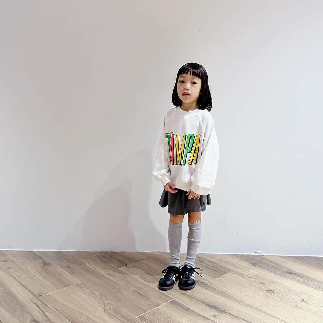 LOWRYS FARM-TWさんのインスタグラム写真 - (LOWRYS FARM-TWInstagram)「LOWRYS FARM KIDS    “2023 AUTUMN WINTER”    「SWEAT COLLECTION」    今年的大學T款式豐富  是孩子穿搭的必備單品！    版型從合身到寬鬆都有。  LOWRYS FARM KIDS 獨有的印刷設計◎    ・學院標誌  ・霓虹色  ・藝術印刷品等...    款式豐富多樣♡  Which one do you like?      ⁡  ★girl:115cm(120cm著用)  ★LOWRYS FARM【官網/台中LLP限定】童霓虹色膠印大學T上衣-三色-975181  ★LOWRYS FARM【官網/台中LLP限定】童原創動物印花大學T上衣-三色-975178  ★LOWRYS FARM【官網/台中LLP限定】童運動休閒各式圖紋大學T上衣-五色-975177  ★LOWRYS FARM【官網/台中LLP限定】童運動風字母長袖上衣-一色-966373            #lowrysfarmkids  #ローリーズファーム  #ローリーズファームキッズ  #kids  #キッズ  #童裝  #日本童裝  #衛衣 #大學T」10月12日 21時26分 - lowrysfarm_tw