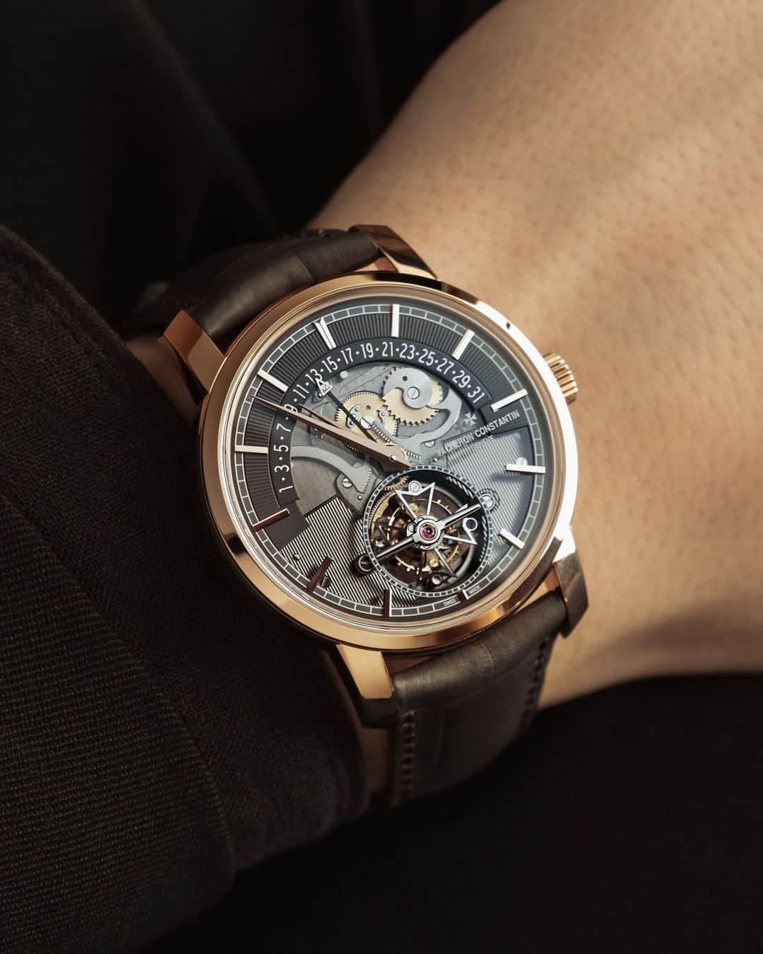 ヴァシュロン コンスタンタンのインスタグラム：「The expression of an avant-garde aesthetic ⚙️ 🔥   At Vacheron Constantin, respect for the past does not exclude creativity but in fact, stimulates it. Resulting from three years of work and dialogue between artisans and master watchmakers, the new Traditionnelle tourbillon retrograde date openface pushes the boundaries of contemporary fine watchmaking.  The opening onto the architecture of the 2162 R31 movement – with its slate grey shade achieved by an NAC surface treatment – perfectly visible on both sides of the watch, highlights its mechanical power.   The retrograde date display, complemented by a tourbillon, gains depth in a functional and contemporary style.  Photo courtesy of @mathiaslefevre  #VacheronConstantin #OneOfNotMany #vacheron #thehourlounge #watches #watch #watchesofinstagram #horology #watchoftheday #instawatch」