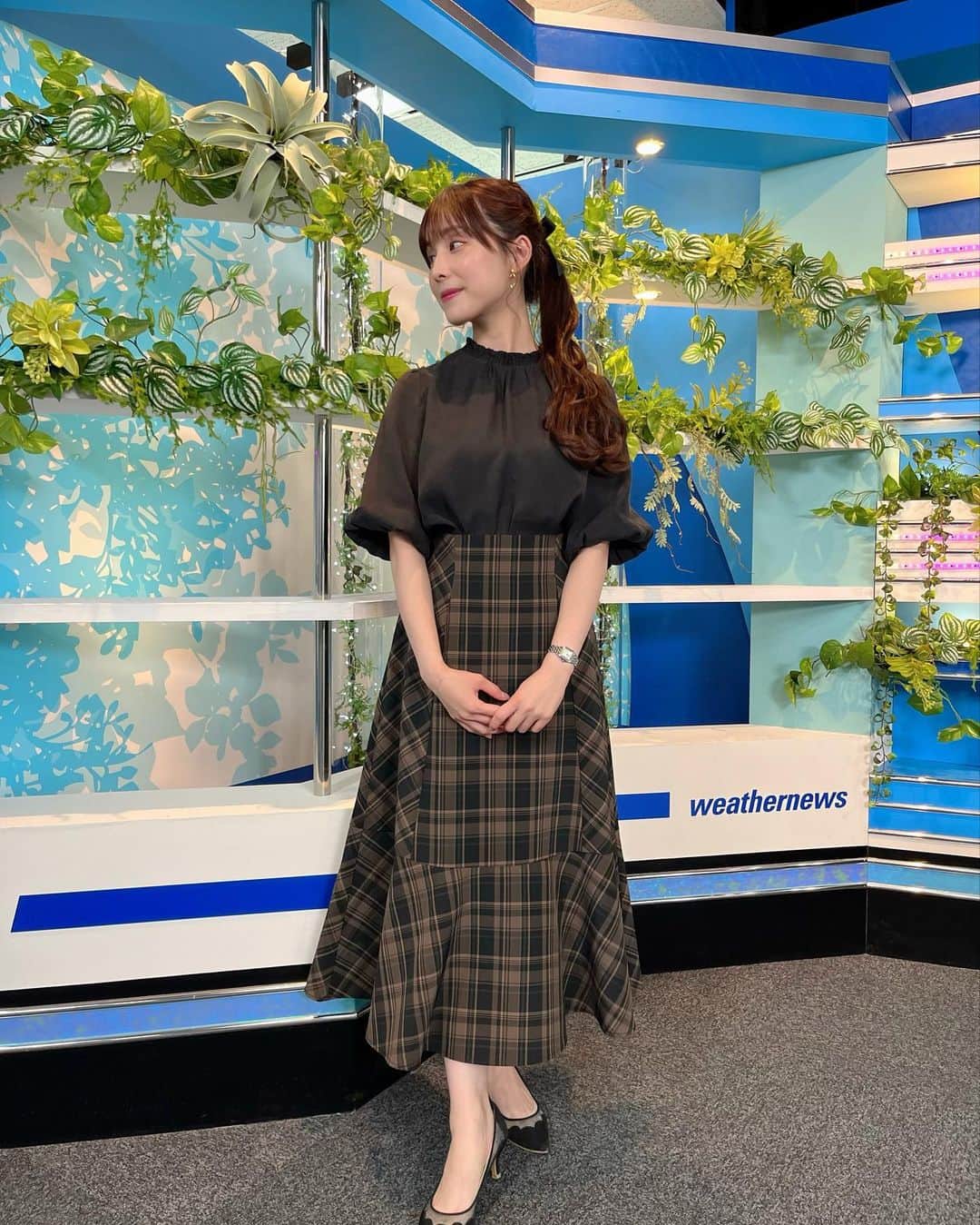 松雪彩花のインスタグラム：「🎀番組衣装🎀 9月上旬のお衣装です。 1.2枚目 ブラウス・スカート ROPÉ PICNIC @ropepicnic_official  アクセサリー: naotjewelry @naotjewelry  3.4枚目 ワンピース COUP DE CHANCE @cdec_official  アクセサリー naotjewelry @naotjewelry  秋のおしゃれが楽しい季節になってきましたね🍂 いつも可愛いお洋服、アクセサリーをありがとうございます🫶」