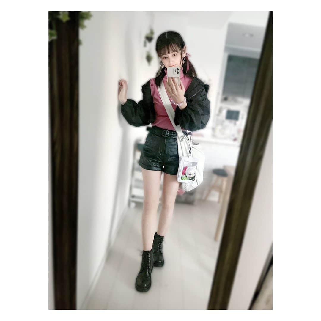 小河結香さんのインスタグラム写真 - (小河結香Instagram)「🌈アイナナCGライブ🩷  アイドリッシュセブン VISIBLIVE TOUR “Good 4 You 名古屋公演に参戦してきました✨  興奮が冷めないうちに 参戦コーデだけ載せさせて💨 今回えりにゃんと参戦したんだけど お互い推しのメンカラがピンク系という事と 美ブレっぽいショーパンが可愛くて 私リクエストでお揃いコーデしました💕 (えりにゃんは天推し、私はモモ推し)  ユキが名古屋の担当アイドルだったから ユキグッズのポーチ作って 公式のバッグにぶら下げてった💚 髪飾りは今回の衣装の リバレカラーっぽいの見つけて即買い👍 朝バタバタで時間なかったから 迷った時のツインテール🎀 (時間あったらお団子したかった🍡)  現地やオタ活時の写メは また整頓したら載せます🫶 ネタバレは書かないように気をつけますが 控えめに言って楽し過ぎました😍 暫く目がハートです😍😍😍 ねっ❣️モモちゃん🍑  #アイナナ #アイナナcgライブ #アイナナライブ #g4y #名古屋公演 #hello_nagoya #リバレ担 リバーレ担 #モモ推し #百推し #ナナスタグラム #アイナナ好きさんと繋がりたい #オタ活 #推し活 #推し事 #ゆんのヲタ活記録」10月12日 21時27分 - yun2world