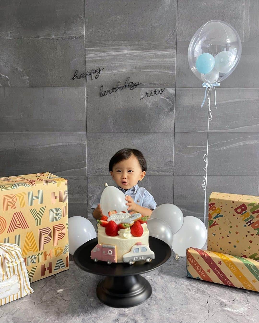 田中響子のインスタグラム：「＼ Happy 2nd Birthday to My Cutest Baby! ／  バースデー旅行から帰ってから お家で大好物のケーキを。  まともにお写真撮らせてくれない わんぱく2歳児さん 目の前に置いた一瞬かじりつきました🍓 (おててが汚れるのが苦手)  お外でも1人でどこまでも行っちゃうし 誰にでもすぐ懐いてハグしちゃうし 自分より小さな子には態度でかいし ママは白目🙄の毎日ですが、 素直で優しい妹想いの可愛い男の子。  最近の口癖は、ハグしながら 「まま、だ〜いすち！」 お化粧したり、お洋服着替えたら 「まま、きれ〜い！」 そんなんどこで覚えたんや、、🫠🫠🫠 (夫にも言われたことないわ)  このまま素直に育ってくれるといいな。 りとくん、２歳のお誕生日おめでとう🎈 パパとママのたからものです。」