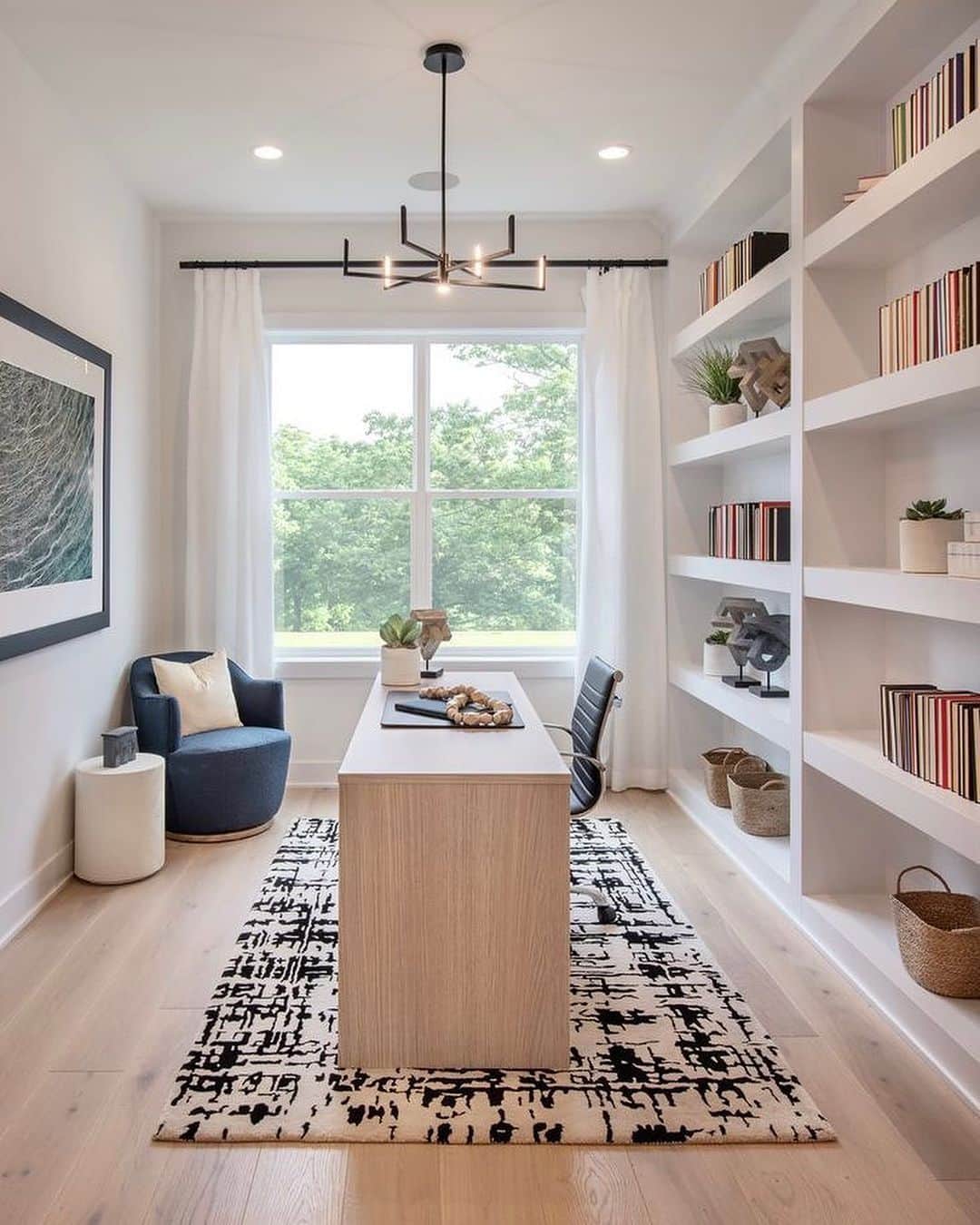Chiquinquira Delgadoさんのインスタグラム写真 - (Chiquinquira DelgadoInstagram)「#DecorANDO ¿Tienes la oportunidad de trabajar desde casa? Te comparto algunas ideas para la decoración moderna, productiva, flexible, y cómoda de tu oficina en casa.   ✨Busca una pared con buena iluminación o un espacio con luz natural  ✨Selecciona elementos de tonos neutros, claros, y materiales suaves   ✨Organiza horizontal y verticalmente. Colgar estantes flotantes en las paredes ayuda a aprovechar el espacio hacia arriba y son un excelente lugar para guardar documentos y equipos de oficina.   ✨¿El último toque? Incluye tonos verdes que siempre transforman y alegran los ambientes.  Lo más importante es crear un espacio donde tu personalidad resalte!   @ateliergroup.us   -  Are you working from home? Check out these modern office designs for a productive, flexible, and comfortable workflow.   #interiordesign #diseñointeriores #chiquidelgado #chiquinquiradelgado #decorspaces #decorinspirations #decorandocasa #interiordesigner #interiordesignlovers #officedesign #decoracionoficinas #oficinasdecoradas #officedecoration #oficinasmodernas」10月12日 21時28分 - chiqui_delgado