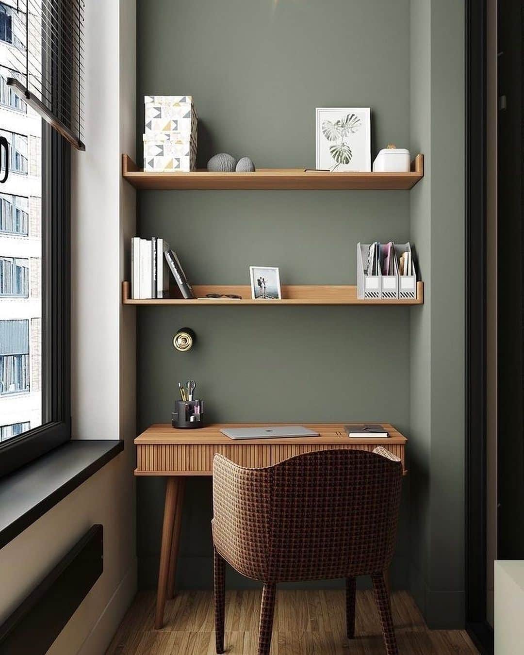 Chiquinquira Delgadoさんのインスタグラム写真 - (Chiquinquira DelgadoInstagram)「#DecorANDO ¿Tienes la oportunidad de trabajar desde casa? Te comparto algunas ideas para la decoración moderna, productiva, flexible, y cómoda de tu oficina en casa.   ✨Busca una pared con buena iluminación o un espacio con luz natural  ✨Selecciona elementos de tonos neutros, claros, y materiales suaves   ✨Organiza horizontal y verticalmente. Colgar estantes flotantes en las paredes ayuda a aprovechar el espacio hacia arriba y son un excelente lugar para guardar documentos y equipos de oficina.   ✨¿El último toque? Incluye tonos verdes que siempre transforman y alegran los ambientes.  Lo más importante es crear un espacio donde tu personalidad resalte!   @ateliergroup.us   -  Are you working from home? Check out these modern office designs for a productive, flexible, and comfortable workflow.   #interiordesign #diseñointeriores #chiquidelgado #chiquinquiradelgado #decorspaces #decorinspirations #decorandocasa #interiordesigner #interiordesignlovers #officedesign #decoracionoficinas #oficinasdecoradas #officedecoration #oficinasmodernas」10月12日 21時28分 - chiqui_delgado