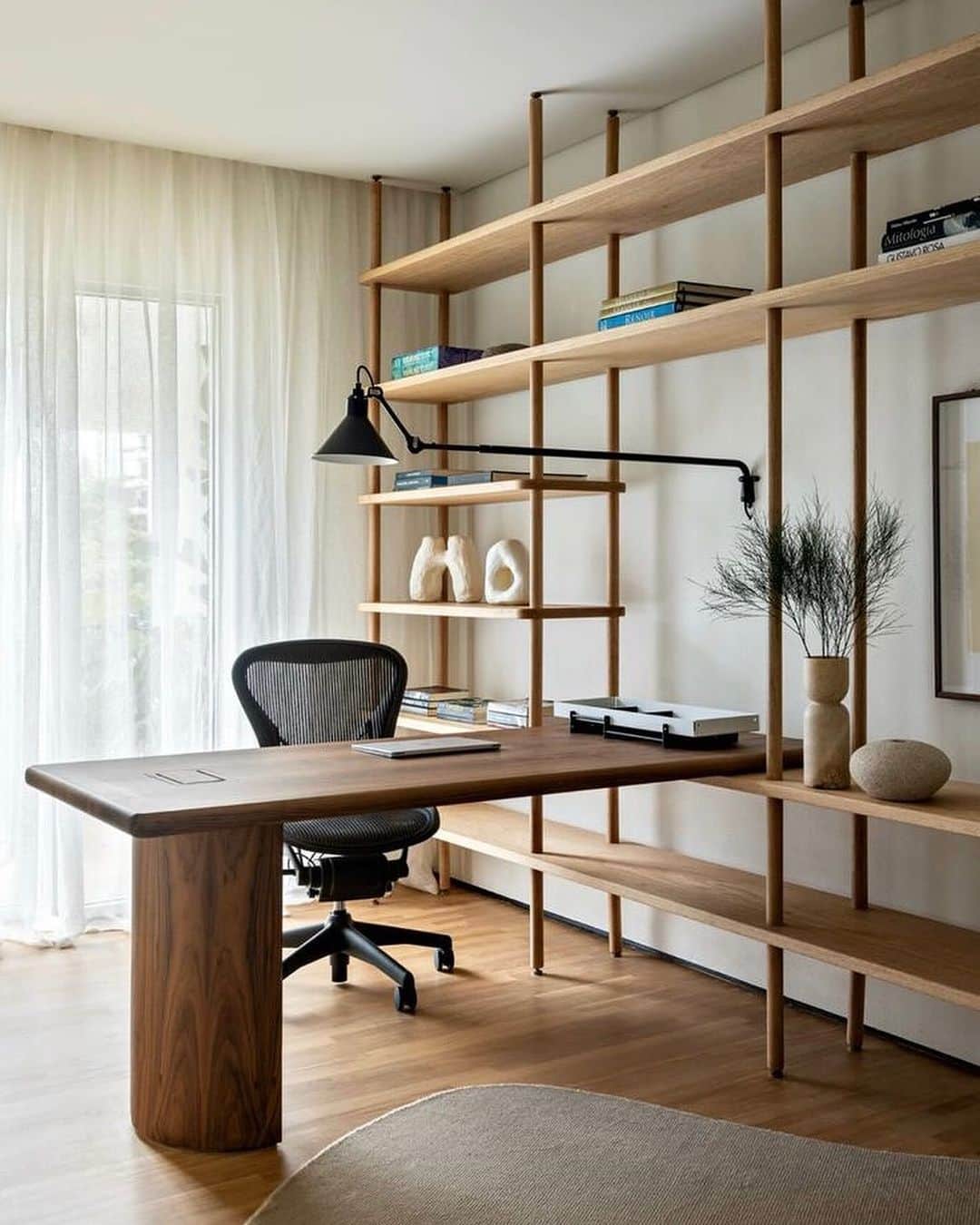 Chiquinquira Delgadoさんのインスタグラム写真 - (Chiquinquira DelgadoInstagram)「#DecorANDO ¿Tienes la oportunidad de trabajar desde casa? Te comparto algunas ideas para la decoración moderna, productiva, flexible, y cómoda de tu oficina en casa.   ✨Busca una pared con buena iluminación o un espacio con luz natural  ✨Selecciona elementos de tonos neutros, claros, y materiales suaves   ✨Organiza horizontal y verticalmente. Colgar estantes flotantes en las paredes ayuda a aprovechar el espacio hacia arriba y son un excelente lugar para guardar documentos y equipos de oficina.   ✨¿El último toque? Incluye tonos verdes que siempre transforman y alegran los ambientes.  Lo más importante es crear un espacio donde tu personalidad resalte!   @ateliergroup.us   -  Are you working from home? Check out these modern office designs for a productive, flexible, and comfortable workflow.   #interiordesign #diseñointeriores #chiquidelgado #chiquinquiradelgado #decorspaces #decorinspirations #decorandocasa #interiordesigner #interiordesignlovers #officedesign #decoracionoficinas #oficinasdecoradas #officedecoration #oficinasmodernas」10月12日 21時28分 - chiqui_delgado