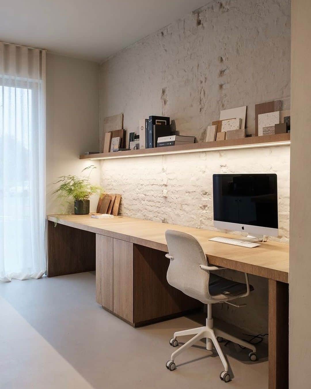 Chiquinquira Delgadoさんのインスタグラム写真 - (Chiquinquira DelgadoInstagram)「#DecorANDO ¿Tienes la oportunidad de trabajar desde casa? Te comparto algunas ideas para la decoración moderna, productiva, flexible, y cómoda de tu oficina en casa.   ✨Busca una pared con buena iluminación o un espacio con luz natural  ✨Selecciona elementos de tonos neutros, claros, y materiales suaves   ✨Organiza horizontal y verticalmente. Colgar estantes flotantes en las paredes ayuda a aprovechar el espacio hacia arriba y son un excelente lugar para guardar documentos y equipos de oficina.   ✨¿El último toque? Incluye tonos verdes que siempre transforman y alegran los ambientes.  Lo más importante es crear un espacio donde tu personalidad resalte!   @ateliergroup.us   -  Are you working from home? Check out these modern office designs for a productive, flexible, and comfortable workflow.   #interiordesign #diseñointeriores #chiquidelgado #chiquinquiradelgado #decorspaces #decorinspirations #decorandocasa #interiordesigner #interiordesignlovers #officedesign #decoracionoficinas #oficinasdecoradas #officedecoration #oficinasmodernas」10月12日 21時28分 - chiqui_delgado
