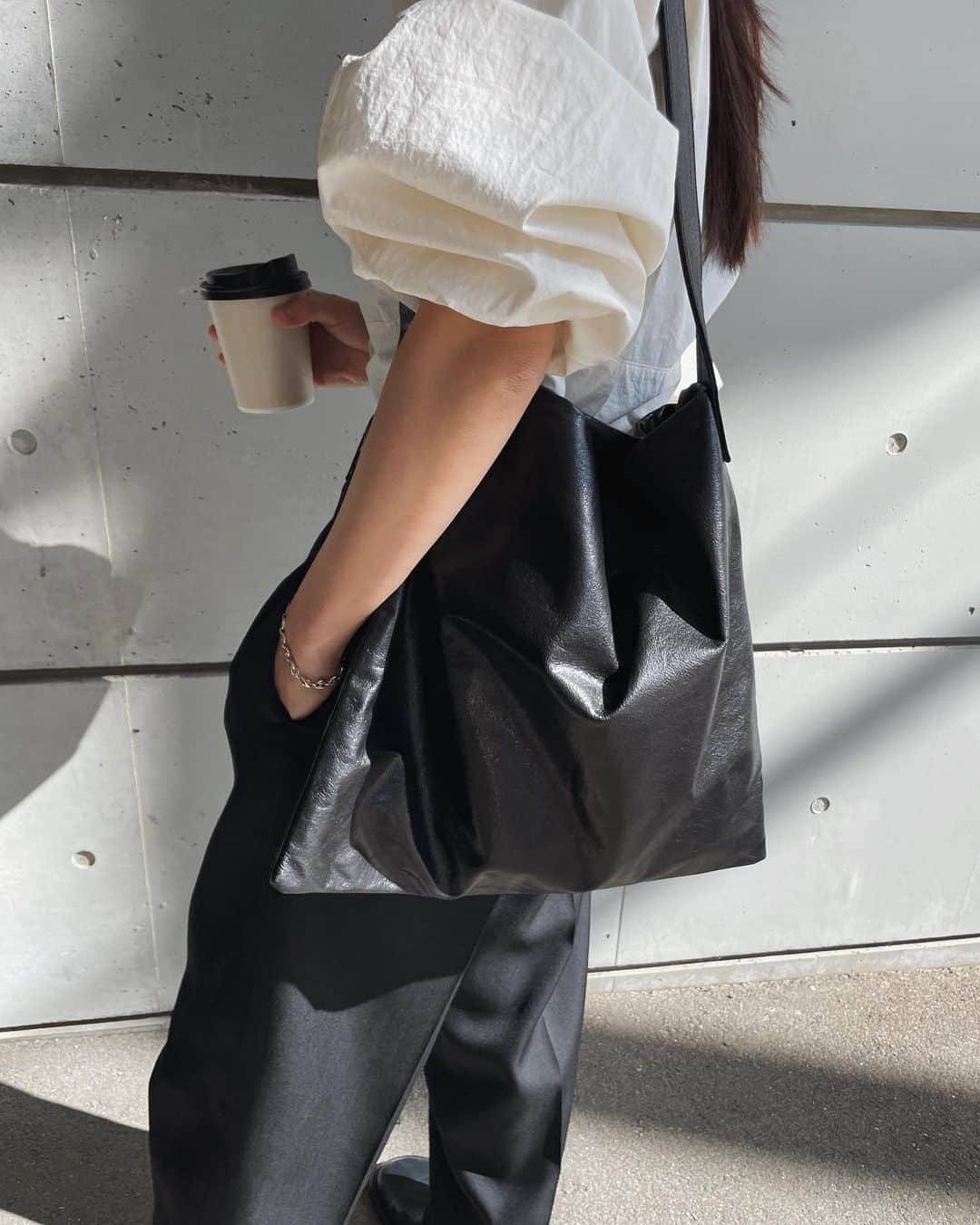 Yuki Ide | 井手 祐来さんのインスタグラム写真 - (Yuki Ide | 井手 祐来Instagram)「new bag 艶っとした黒が可愛い🖤 #irury#pr」10月12日 21時38分 - yukikokubu