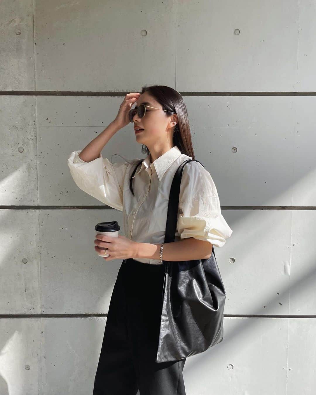 Yuki Ide | 井手 祐来のインスタグラム：「new bag 艶っとした黒が可愛い🖤 #irury#pr」