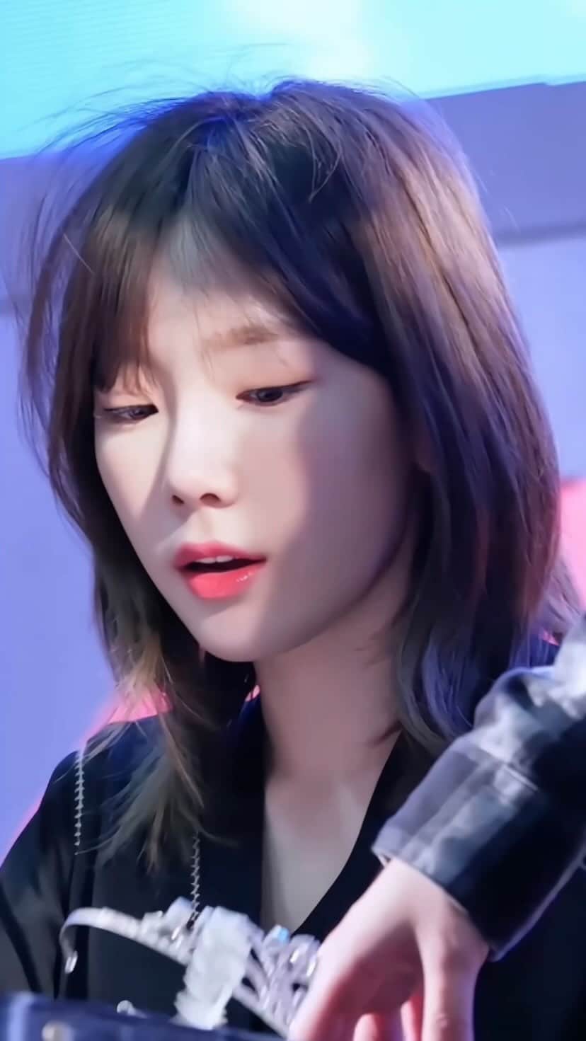のインスタグラム：「this taeyeon never leaves my mind 💗🍯  :creds me if repost ty!  @taeyeon_ss  #태연 #TAEYEON」
